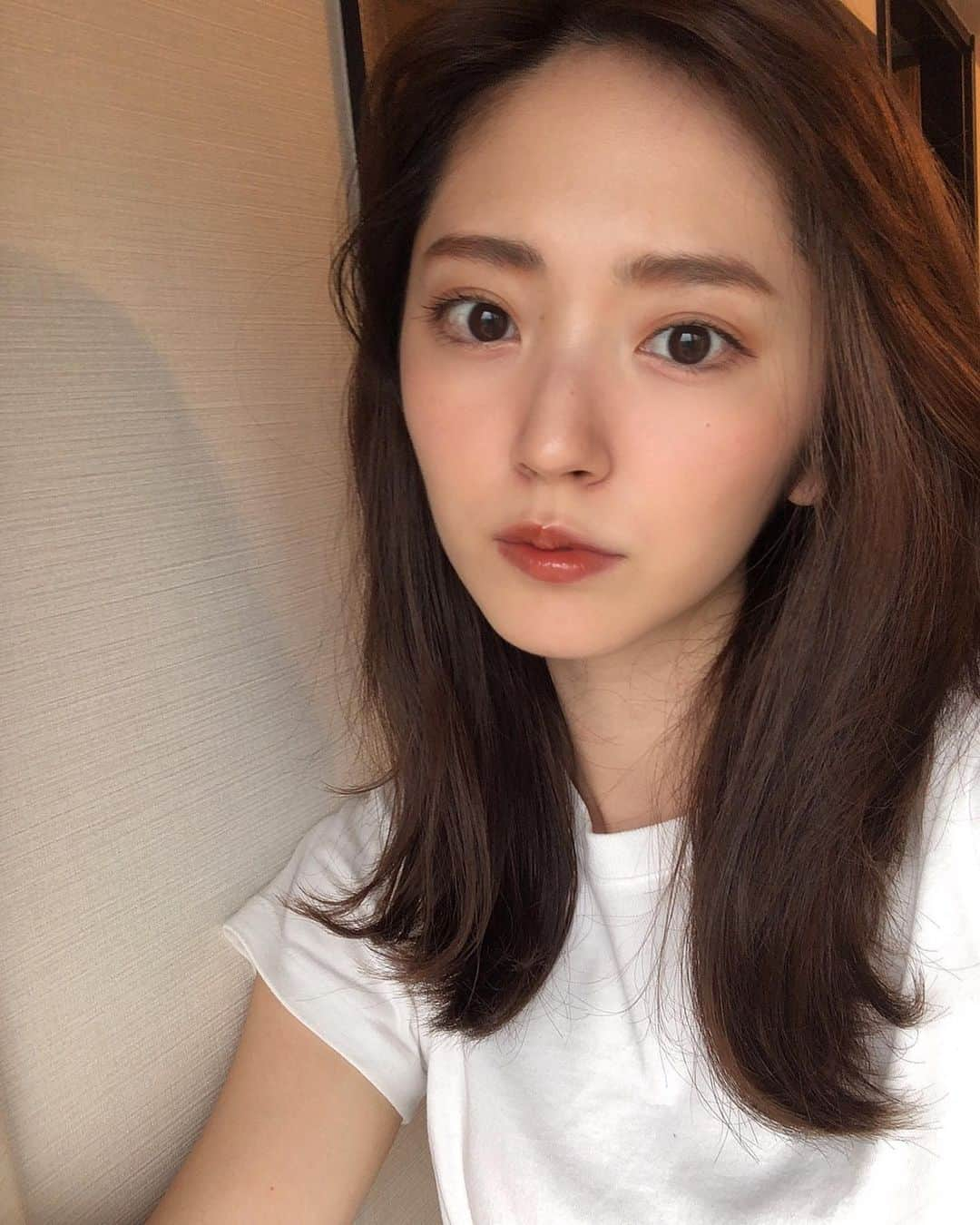 鈴木愛理さんのインスタグラム写真 - (鈴木愛理Instagram)「✴︎ make up〜*﻿ ﻿ #お泊まリップ を使ったメイク❤︎﻿ 今回は、ティント効果のない色付きグロスの下地として使ってみました☺︎﻿ ﻿ ほぼ石鹸オフできる @onlyminerals のアイテム使ってみたので、そちらも合わせて紹介です💠﻿ ﻿ 🌿ファンデーション﻿ #ミネラルクッションBB オークル﻿ →下地&日焼け止め&美容液&クリーム&ファンデーションが一気に抑えられちゃう優れもの！﻿ ﻿ 🌿シャドウ&アイブロウ﻿ #ミネラルスキャンブロウ 01﻿ →アイブロウとしてもシャドウとしても、この左側の色を載せてみました☺︎﻿ 🌿チーク﻿ #ミネラルソリッドチークコンプリート04﻿ →とっても自然に血色のでるチーク。今日はチークしてからコンシーラーをすることでよりナチュラルに。﻿﻿ ﻿ 🌿リップ﻿ #お泊まリップ﻿ →今回はこの子のさりげないティント感に頼る。出先で上のグロスが取れたら応急処置はお泊リップでしました☺︎保湿効果高めなので、下地としてくると唇が荒れない気がします😚﻿ ( @idimple.official )﻿ ﻿ #ミネラルカラーセラム12﻿ →下唇にちょんちょんと付けて、ンパンパしたら自然でした！マロン色もお気に入り🌰  ﻿ #石鹸オフメイクの本GETしてくれたかな？﻿ @sekken_official  #今日はお仕事はなくて明日のライブの練習をするだけの日だったので﻿ #ナチュラルに盛れるメイクを研究してみました☺︎﻿ #明日からのライブも楽しみ！」9月27日 0時09分 - airisuzuki_official_uf