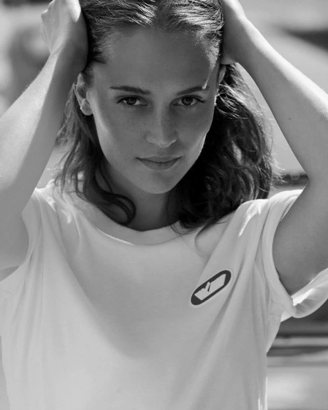 アリシア・ヴィキャンデルのインスタグラム：「Alicia photographed by Matthew Brooks for Elle France.」