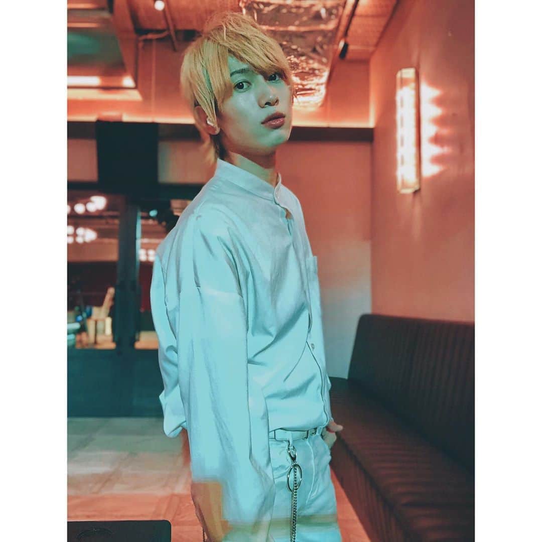 岡田鷹斗のインスタグラム：「📸rétro感 ・ ・ ・ 金髪も明日で見納めかな〜  #金髪　#rétro  #洒落　#エモい写真  #カメラ　#オールホワイト　#fascion  #岡田鷹斗」