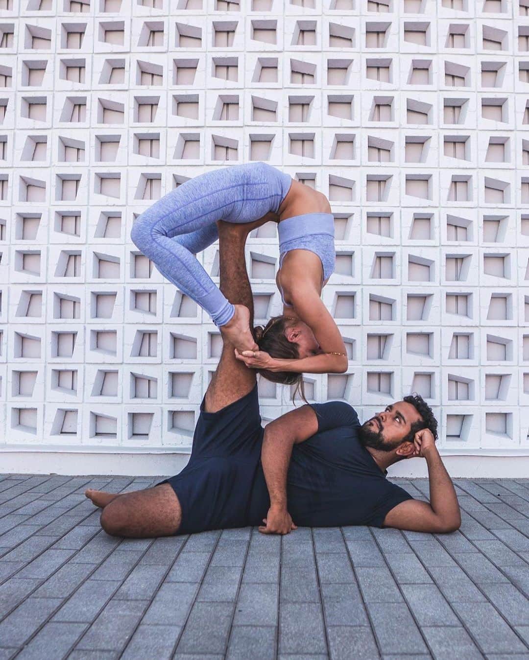 ALO Yogaさんのインスタグラム写真 - (ALO YogaInstagram)「Flying with Tawny + Jon 🦋 Swipe to see how they got into these Acro poses! Tap to shop our new Periwinkle Alosoft set. 💙」9月27日 0時19分 - aloyoga