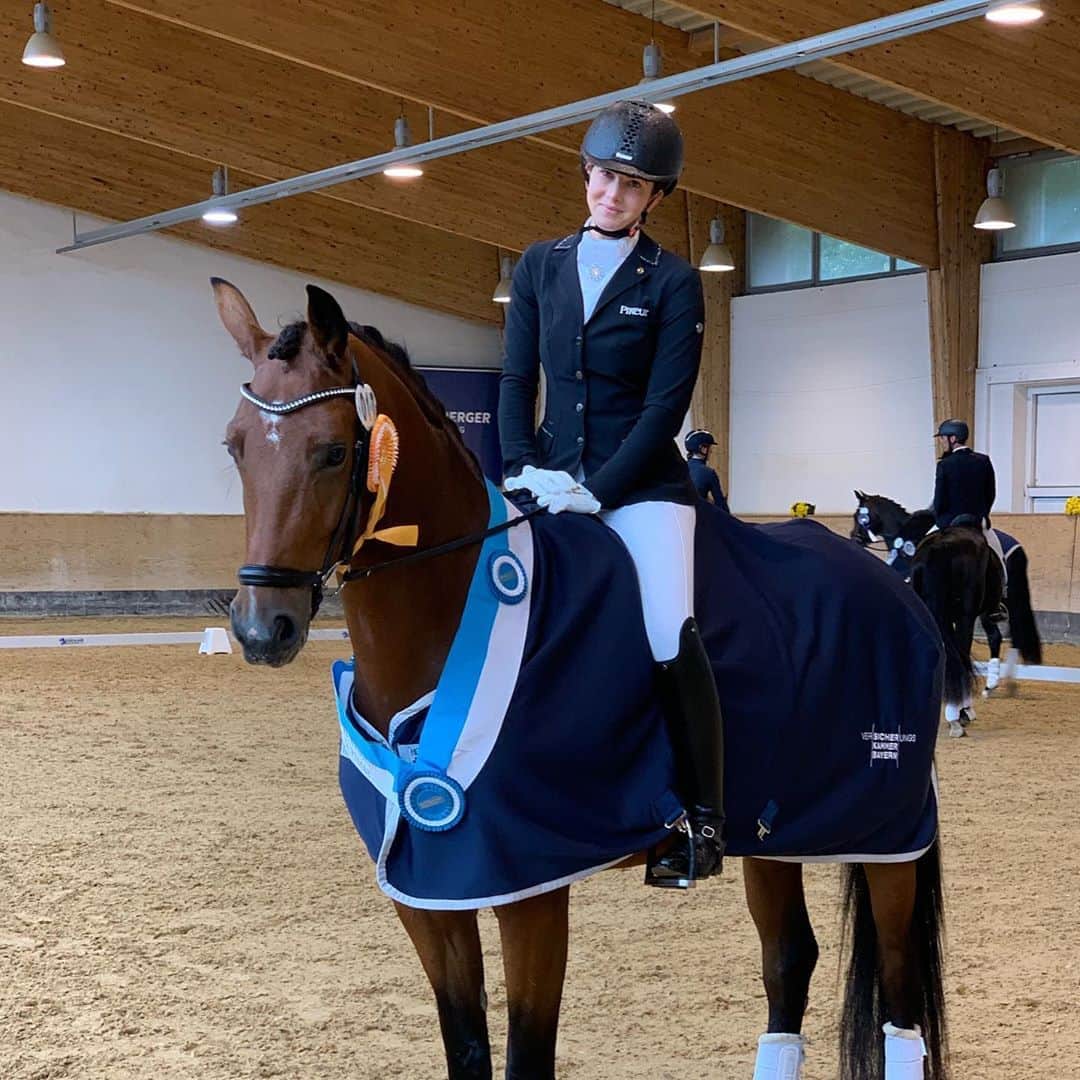 トーマス・ミュラーのインスタグラム：「Breaking News 🚨   @lisa.mueller.official and Gut Wettlkams Elsa are the bavarian champions in the class of the 4 year old dressage horses 🏆🥇🏆  The breeder @esmuellert and his agent @lucashernandez21 are very proud 🤩🥰🤩🥰  #lucasisarealhorseexpert #hardworkpaysoff #happiness #congratsprincess #aufgehtsnachhoffe #morgenwerdenwirendlichwiedervonderleinegelassen」