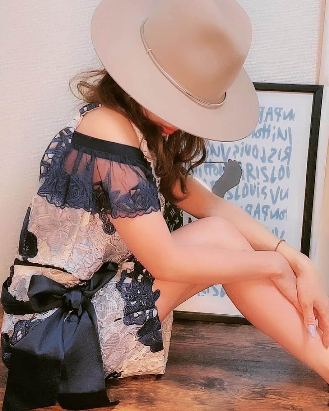 CHINATSUさんのインスタグラム写真 - (CHINATSUInstagram)「たまにはミニスカートもはきますよ。 ドキドキ💓 レース可愛い♡✩.*˚ 生地しっかりしてる☺️  お酒飲みに行きたくなるね☺️ #sobre  #ソブレ #ソブレドレス #ドレス #dress #スカート #ワンピース」9月27日 0時35分 - chinatsu.k621