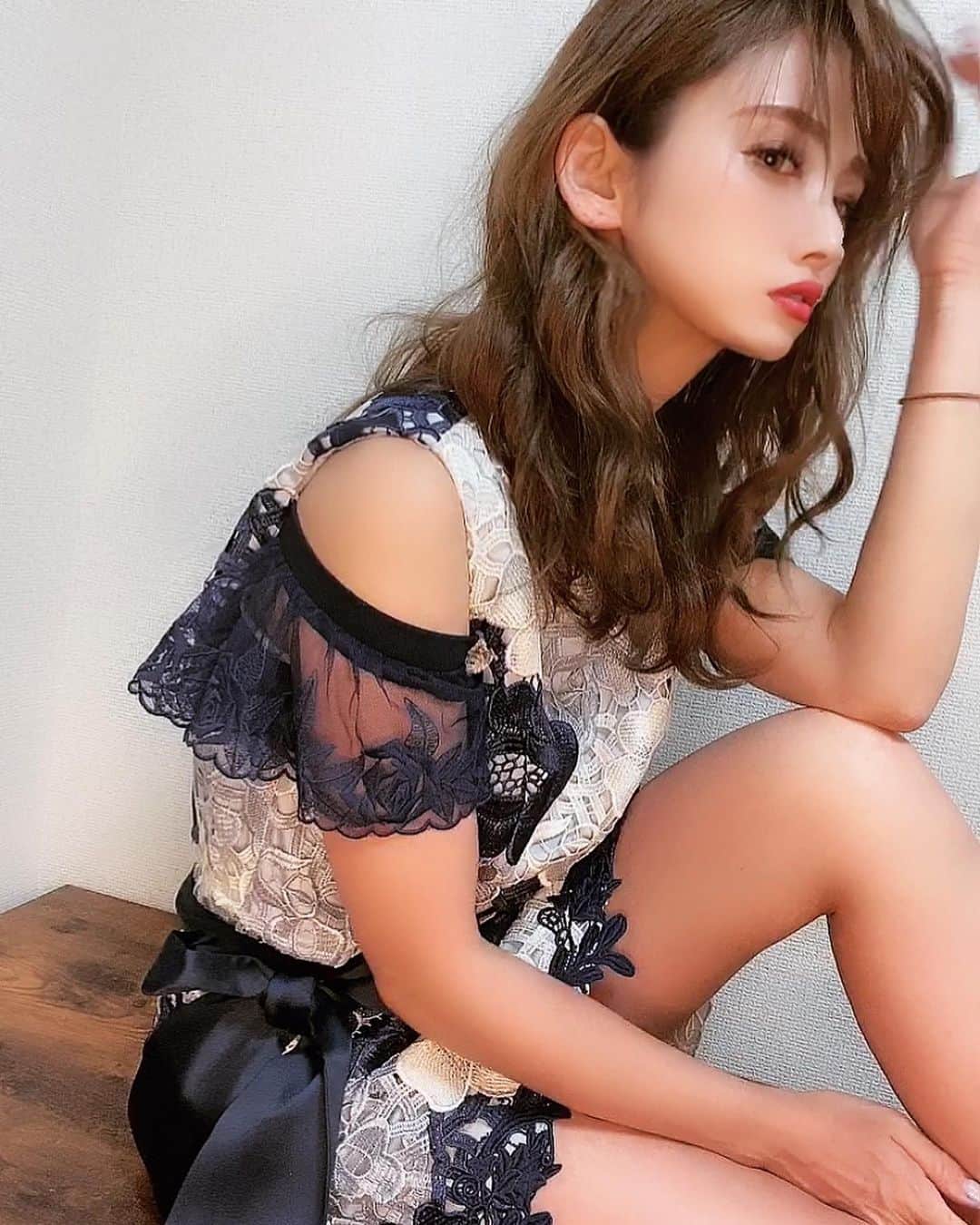 CHINATSUさんのインスタグラム写真 - (CHINATSUInstagram)「たまにはミニスカートもはきますよ。 ドキドキ💓 レース可愛い♡✩.*˚ 生地しっかりしてる☺️  お酒飲みに行きたくなるね☺️ #sobre  #ソブレ #ソブレドレス #ドレス #dress #スカート #ワンピース」9月27日 0時35分 - chinatsu.k621