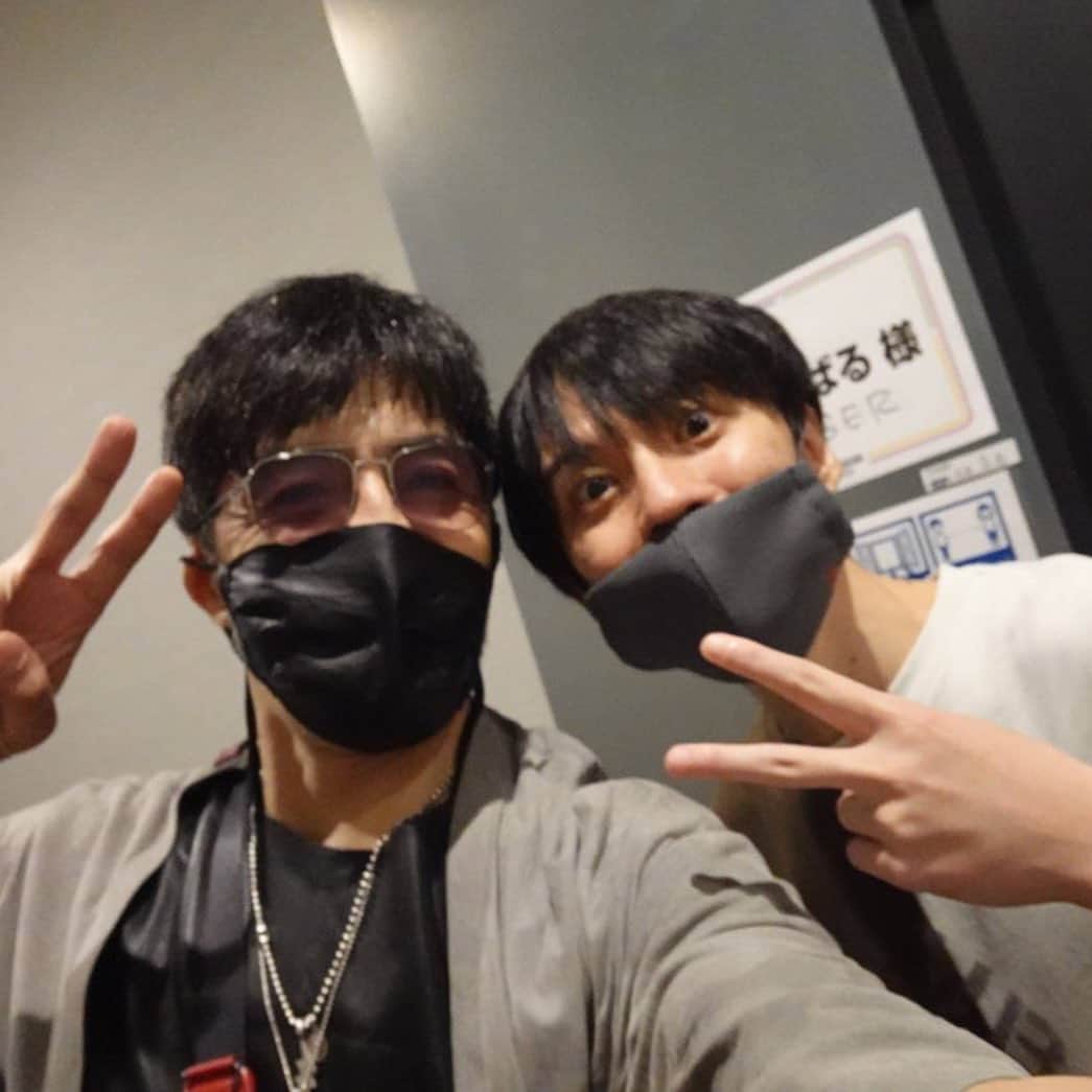 のインスタグラム：「久しぶりの本人投稿でございます。  夜分遅くに失礼致します。  氣志團万博の楽屋に、スカパラの谷中さんが来てくれました。  僕が大好きな「メモリーバンド」という曲の話をさせて頂いたのですが、ちょうどその時出番直前で、これ以上この話をしたら泣いてしまいそうだったので、急にそっけない態度を取ってしまったと思って後で申し訳ない気持ちになりましたので、やなかさんごめんなさい。 でもやなかさんが、とてもありがたいお言葉をツイートして下さっていたので嬉しい気持ちになりました。 だから、谷中さんありがとうございます。  またどこかでお会いできるのを楽しみに、一つ一つ積み重ねて頑張っていこうと思います。  とても良いメモリー。  #東京スカパラダイスオーケストラ  #スカパラ #スカパラ谷中さん  #渋谷すばる #久しぶりの再会   #メモリー」