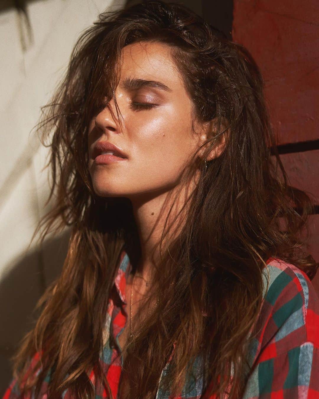 マチルダ・ルッツのインスタグラム：「Soaking up the last days of summer , out now on @spaghettimag .  Shot in LA by @paolosantambrogio  Hair @marcominunnohair  Make up @nicolahamiltonmakeup」