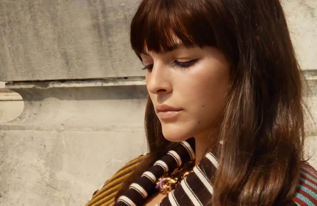 WWDジャパンさんのインスタグラム写真 - (WWDジャパンInstagram)「デジタルFW取材：「ミッソーニ（MISSONI）」は2021年春夏コレクションではなく、20-21年秋冬コレクションのキャンペーンムービーをライブ配信しました。今季から「インシーズン」モードを採用し、ファッションショーをコレクションを見せる商業的なものから、グローバルな顧客に対するイベントに変更するんだとか。21年春夏コレクションは、バイヤーには従来通りのスケジュールでお披露目・販売するものの、私たちへの発表は実際のシーズンに近いタイミングで発表するそうです。﻿ ﻿ 秋冬のキャンペーンムービーは、デザイナーのアンジェラ・ミッソーニ（Angela Missoni）が実際に住んでいたという北イタリアのヴァレーゼが舞台です。風情ある街中を2人の恋人が駆け回り、センチメンタルな雰囲気が漂います。リッチなカラーに染まった幾何学模様のニットやセットアップが、イタリアの夕焼けにマッチしています。﻿ ﻿ ムービーの冒頭は、イタリアのファッション評論家アンジェラ・フラッカヴェント（Angelo Flaccavento）がアンジェラにインタビューする形式の「アンジェラ＆アンジェロ」対談（笑）。「ちょっぴり残念だなぁ」と思ったのは、家族や住まい、そして父親が旅先から送ってくれたポストカードなどの話が出てくるのに、そこで差し込まれる映像が20-21年秋冬キャンペーンの繰り返しだったこと。ステキに違いないミッソーニ家のインテリア、家族の写真、そして現物のポストカードなどを見ることができたら、コレクションにもっと共感できそうです。﻿ ﻿ ミラノ・ファッション・ウイーク2日目の対談レビュー全編は  @wwd_jp のプロフィールのリンクから﻿ ﻿ #ミッソーニ #MISSONI #MFW #AngelaMissoni」9月27日 0時33分 - wwd_jp