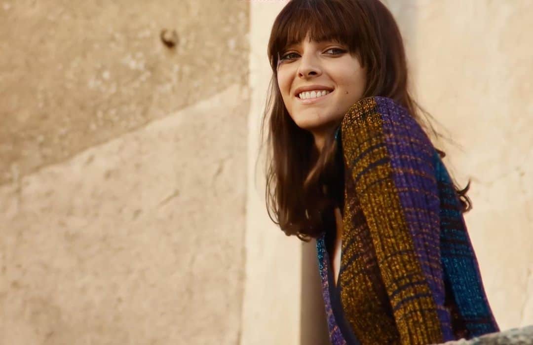 WWDジャパンさんのインスタグラム写真 - (WWDジャパンInstagram)「デジタルFW取材：「ミッソーニ（MISSONI）」は2021年春夏コレクションではなく、20-21年秋冬コレクションのキャンペーンムービーをライブ配信しました。今季から「インシーズン」モードを採用し、ファッションショーをコレクションを見せる商業的なものから、グローバルな顧客に対するイベントに変更するんだとか。21年春夏コレクションは、バイヤーには従来通りのスケジュールでお披露目・販売するものの、私たちへの発表は実際のシーズンに近いタイミングで発表するそうです。﻿ ﻿ 秋冬のキャンペーンムービーは、デザイナーのアンジェラ・ミッソーニ（Angela Missoni）が実際に住んでいたという北イタリアのヴァレーゼが舞台です。風情ある街中を2人の恋人が駆け回り、センチメンタルな雰囲気が漂います。リッチなカラーに染まった幾何学模様のニットやセットアップが、イタリアの夕焼けにマッチしています。﻿ ﻿ ムービーの冒頭は、イタリアのファッション評論家アンジェラ・フラッカヴェント（Angelo Flaccavento）がアンジェラにインタビューする形式の「アンジェラ＆アンジェロ」対談（笑）。「ちょっぴり残念だなぁ」と思ったのは、家族や住まい、そして父親が旅先から送ってくれたポストカードなどの話が出てくるのに、そこで差し込まれる映像が20-21年秋冬キャンペーンの繰り返しだったこと。ステキに違いないミッソーニ家のインテリア、家族の写真、そして現物のポストカードなどを見ることができたら、コレクションにもっと共感できそうです。﻿ ﻿ ミラノ・ファッション・ウイーク2日目の対談レビュー全編は  @wwd_jp のプロフィールのリンクから﻿ ﻿ #ミッソーニ #MISSONI #MFW #AngelaMissoni」9月27日 0時33分 - wwd_jp