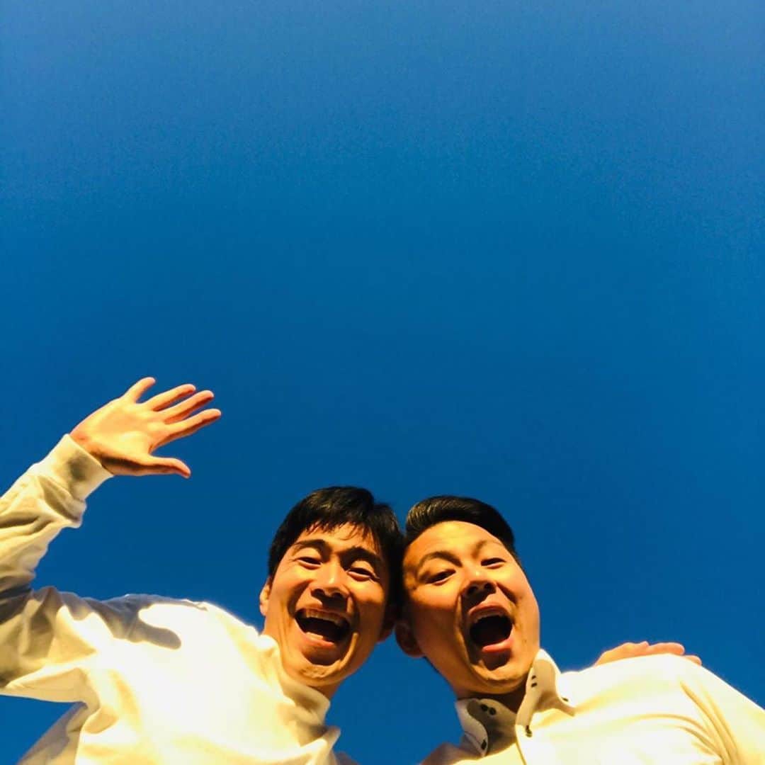 のインスタグラム：「昔からずっと可愛がってくれてるジャルジャル後藤さん、、、いや、ここはいつもの呼び方で呼ばせてください、淳にいが見事キングオブコント優勝してくれました！僕もがんばらないと！  #嘘 #大嘘 #めちゃくちゃほどほどの距離感 #たまに劇場で会っては #少しだけしゃべる #ルミネの時だけ昼飯誘ってくれるノリがあるだけ #仕事ではもう5年以上絡めてない #サイボーグ #ただ #優勝は本当に嬉しかったです #おめでとうございます！！！！！」