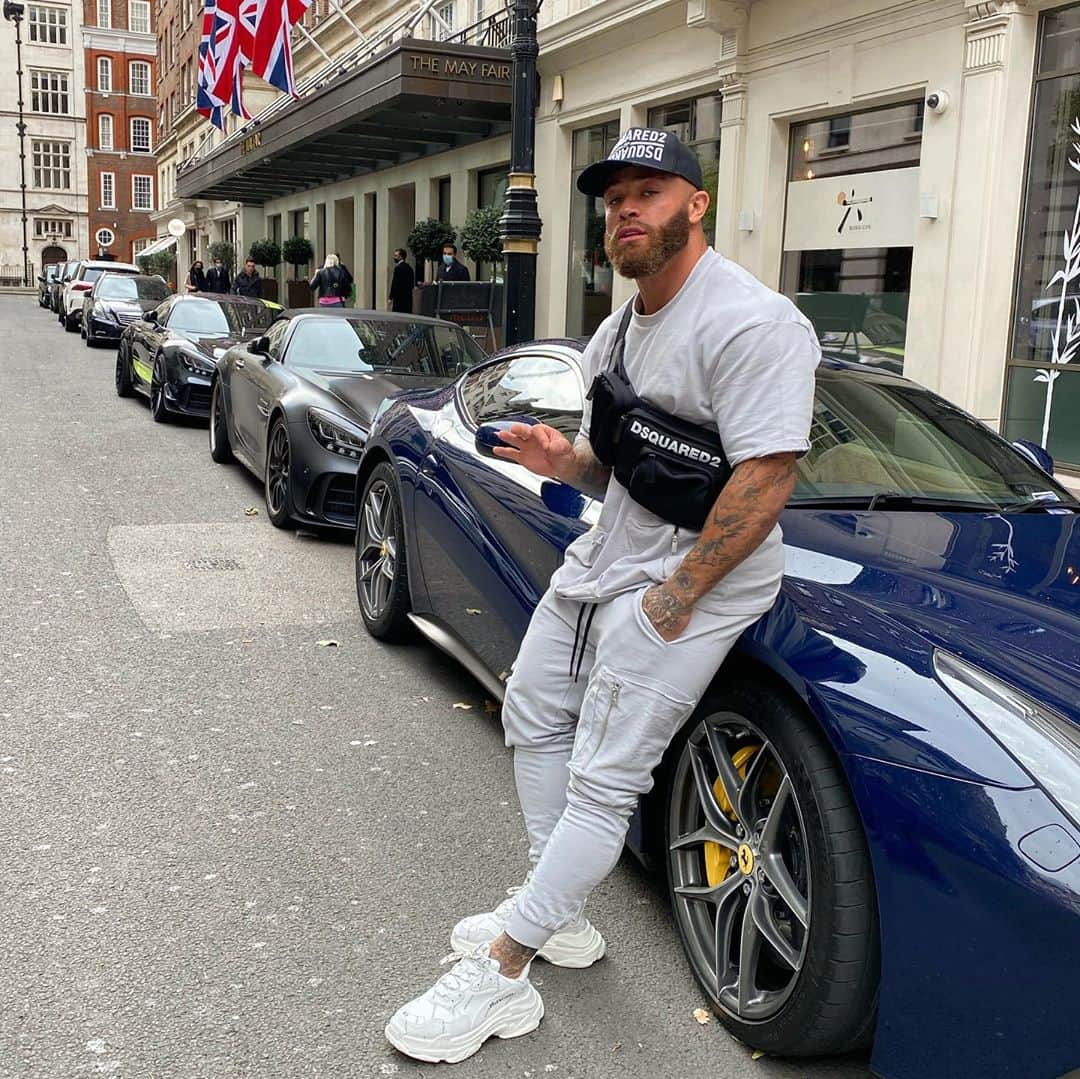 アシュリー・ケインさんのインスタグラム写真 - (アシュリー・ケインInstagram)「We landed... 30TH BIRTHDAY settings... 🍾」9月27日 0時43分 - mrashleycain