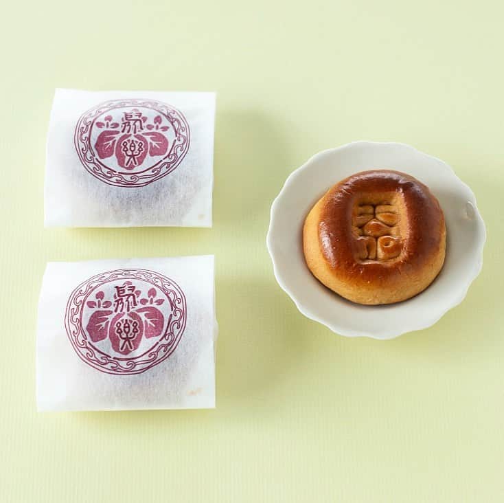 Hanako公式さんのインスタグラム写真 - (Hanako公式Instagram)「〈御菓子司 塩芳軒〉の聚楽🦔﻿ 西陣に店を構える明治15年創業の京菓子店。初代より受け継がれる、天正の焼印が印象的な銘菓「聚楽」は、専用に炊いたこし餡を、和三盆の蜜を使いしっとりと仕上げた生地で包んだもの。口の中で餡と生地がふわりとほぐれるやさしいおいしさ。﻿ ﻿ 【Hanako1188号 しずかな、京都。】﻿ #Hanako #Hanako_magazine #京都カフェ #京都グルメ #coffee #coffeegram #カフェ巡り #京都喫茶 #京都ランチ #カフェ部 #喫茶店 #☕ #喫茶部 #和菓子 #和菓子好き # #おやつの時間 #おうちごはん #お取り寄せ #お取り寄せグルメ #聚楽 #塩芳軒﻿ ﻿」9月27日 0時37分 - hanako_magazine