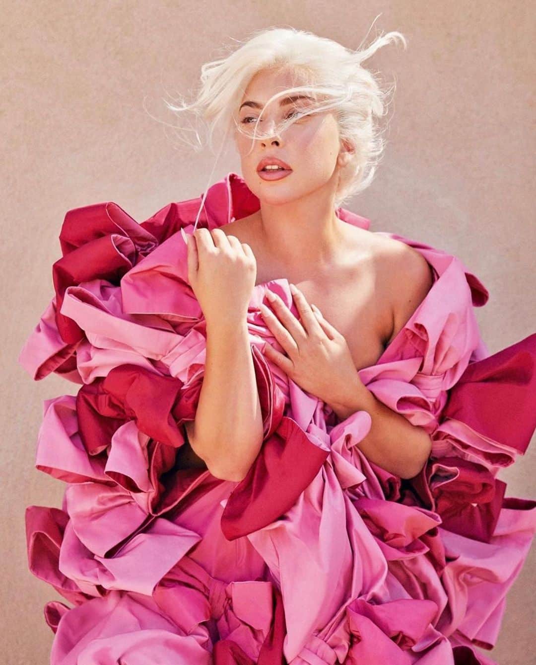 ニコラ・フォルミケッティのインスタグラム：「VOCE VIVA 🇮🇹 GAGA X VALENTINO 💖 photo by @ariellebobbwillis  styling @nicolaformichetti  hair @fredericaspiras  make up @sarahtannomakeup  nail @mihonails   Thank u @pppiccioli good luck tomorrow! @valentino.beauty @maisonvalentino」