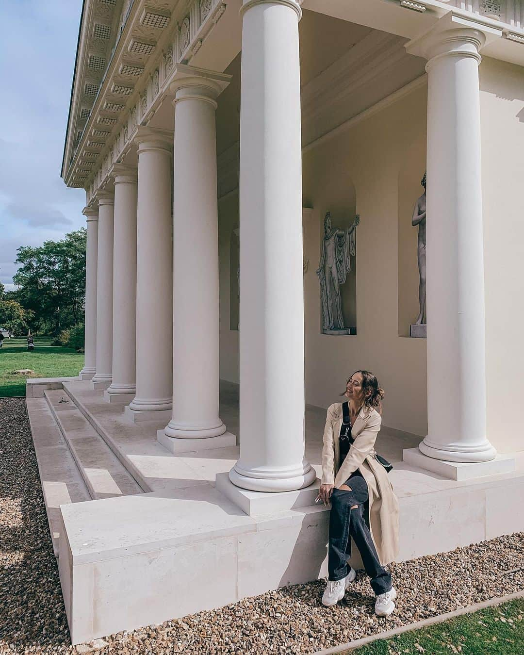 Zanna Van Dijkさんのインスタグラム写真 - (Zanna Van DijkInstagram)「📍Painshill Park, Surrey 🇬🇧 I’m on a mission to “seize the day trip”, make the most of my weekends and explore more of our beautiful country 🙌🏼 So today @jessicaolie and I headed to Painshill Park in Surrey. A gorgeous 18th century landscape garden which is home to a winding lake, dense woodland and even a ruined abbey. Not to mention epic views over the surrounding area. It’s honestly a little treasure trove and such a lovely spot to explore for a few hours. ✨ The practicalities: It has accessible routes, is dog friendly and has a cafe - or you can bring your own picnic. There’s ample parking, entrance is £9 per adult and you need to book tickets in advance 🥰 Where should I explore or day trip next? ❤️ #Surrey #surreylife #painshillpark #surreyhills #surreyblogger #exploremore #daytrip #seizethedaytrip」9月27日 0時40分 - zannavandijk