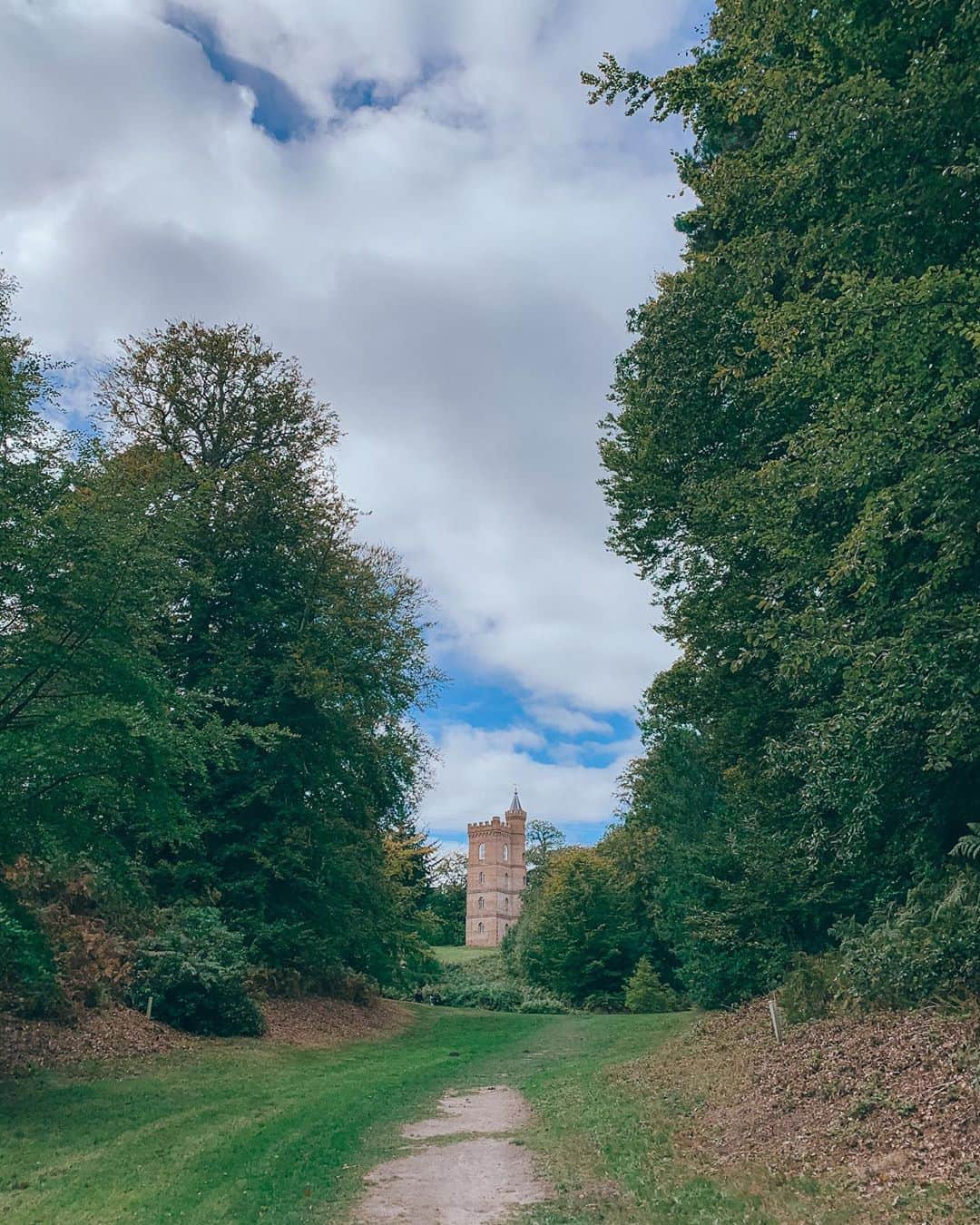 Zanna Van Dijkさんのインスタグラム写真 - (Zanna Van DijkInstagram)「📍Painshill Park, Surrey 🇬🇧 I’m on a mission to “seize the day trip”, make the most of my weekends and explore more of our beautiful country 🙌🏼 So today @jessicaolie and I headed to Painshill Park in Surrey. A gorgeous 18th century landscape garden which is home to a winding lake, dense woodland and even a ruined abbey. Not to mention epic views over the surrounding area. It’s honestly a little treasure trove and such a lovely spot to explore for a few hours. ✨ The practicalities: It has accessible routes, is dog friendly and has a cafe - or you can bring your own picnic. There’s ample parking, entrance is £9 per adult and you need to book tickets in advance 🥰 Where should I explore or day trip next? ❤️ #Surrey #surreylife #painshillpark #surreyhills #surreyblogger #exploremore #daytrip #seizethedaytrip」9月27日 0時40分 - zannavandijk