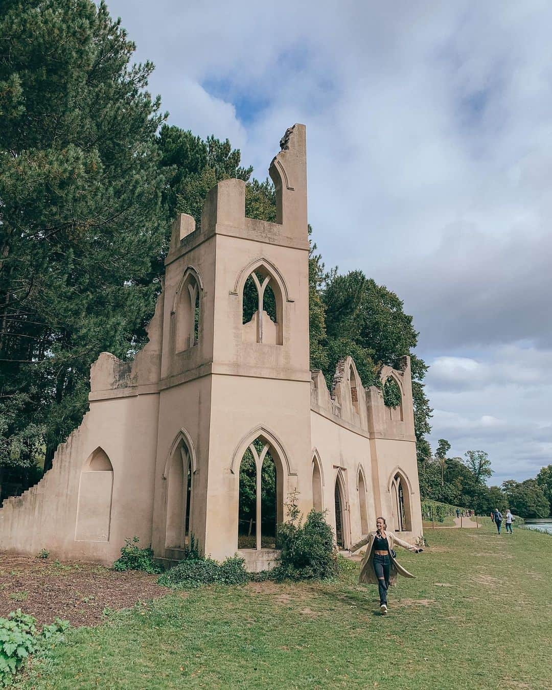 Zanna Van Dijkさんのインスタグラム写真 - (Zanna Van DijkInstagram)「📍Painshill Park, Surrey 🇬🇧 I’m on a mission to “seize the day trip”, make the most of my weekends and explore more of our beautiful country 🙌🏼 So today @jessicaolie and I headed to Painshill Park in Surrey. A gorgeous 18th century landscape garden which is home to a winding lake, dense woodland and even a ruined abbey. Not to mention epic views over the surrounding area. It’s honestly a little treasure trove and such a lovely spot to explore for a few hours. ✨ The practicalities: It has accessible routes, is dog friendly and has a cafe - or you can bring your own picnic. There’s ample parking, entrance is £9 per adult and you need to book tickets in advance 🥰 Where should I explore or day trip next? ❤️ #Surrey #surreylife #painshillpark #surreyhills #surreyblogger #exploremore #daytrip #seizethedaytrip」9月27日 0時40分 - zannavandijk