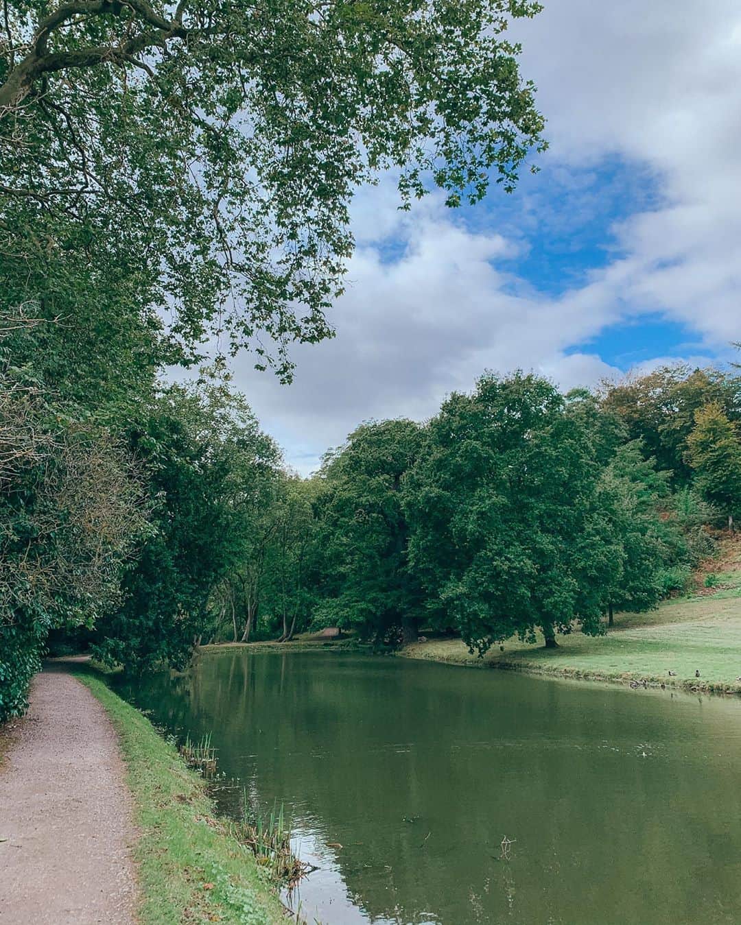 Zanna Van Dijkさんのインスタグラム写真 - (Zanna Van DijkInstagram)「📍Painshill Park, Surrey 🇬🇧 I’m on a mission to “seize the day trip”, make the most of my weekends and explore more of our beautiful country 🙌🏼 So today @jessicaolie and I headed to Painshill Park in Surrey. A gorgeous 18th century landscape garden which is home to a winding lake, dense woodland and even a ruined abbey. Not to mention epic views over the surrounding area. It’s honestly a little treasure trove and such a lovely spot to explore for a few hours. ✨ The practicalities: It has accessible routes, is dog friendly and has a cafe - or you can bring your own picnic. There’s ample parking, entrance is £9 per adult and you need to book tickets in advance 🥰 Where should I explore or day trip next? ❤️ #Surrey #surreylife #painshillpark #surreyhills #surreyblogger #exploremore #daytrip #seizethedaytrip」9月27日 0時40分 - zannavandijk