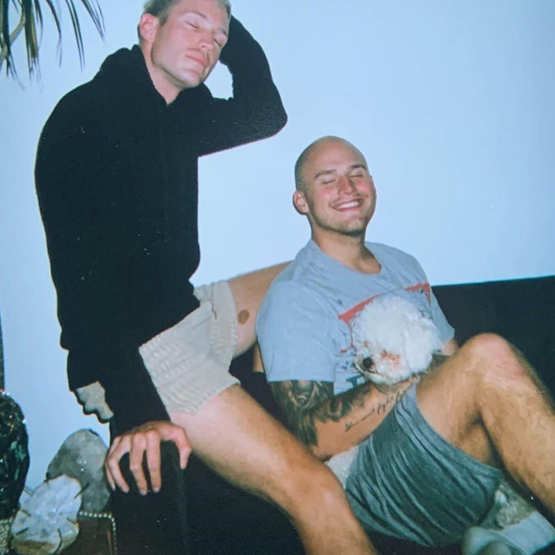 ブランドン・シェイアのインスタグラム：「disposable cameras & this man 💋」