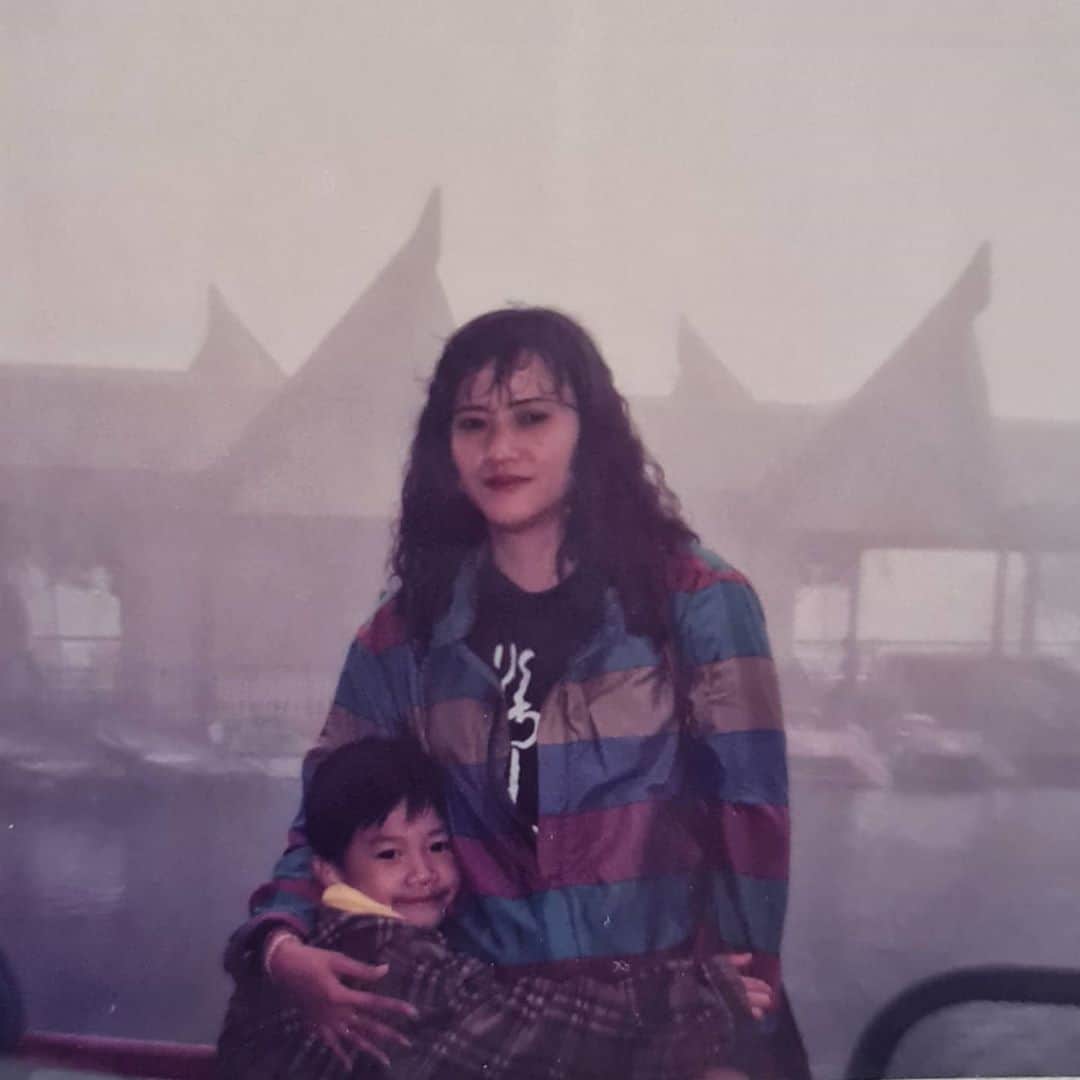 デスモンド・タンのインスタグラム：「Happy birthday my queen, my chio mum! 妈妈，生日快乐! 我爱你!」