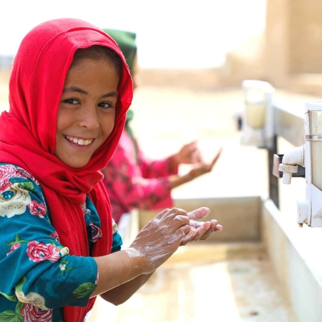 unicefさんのインスタグラム写真 - (unicefInstagram)「Somaya, 9, is washing her hands at a UNICEF-supported camp for internally displaced children in Afghanistan.   To slow the spread of #COVID19, handwashing is key. © UNICEF/UNI367259/Fazel」9月27日 0時45分 - unicef
