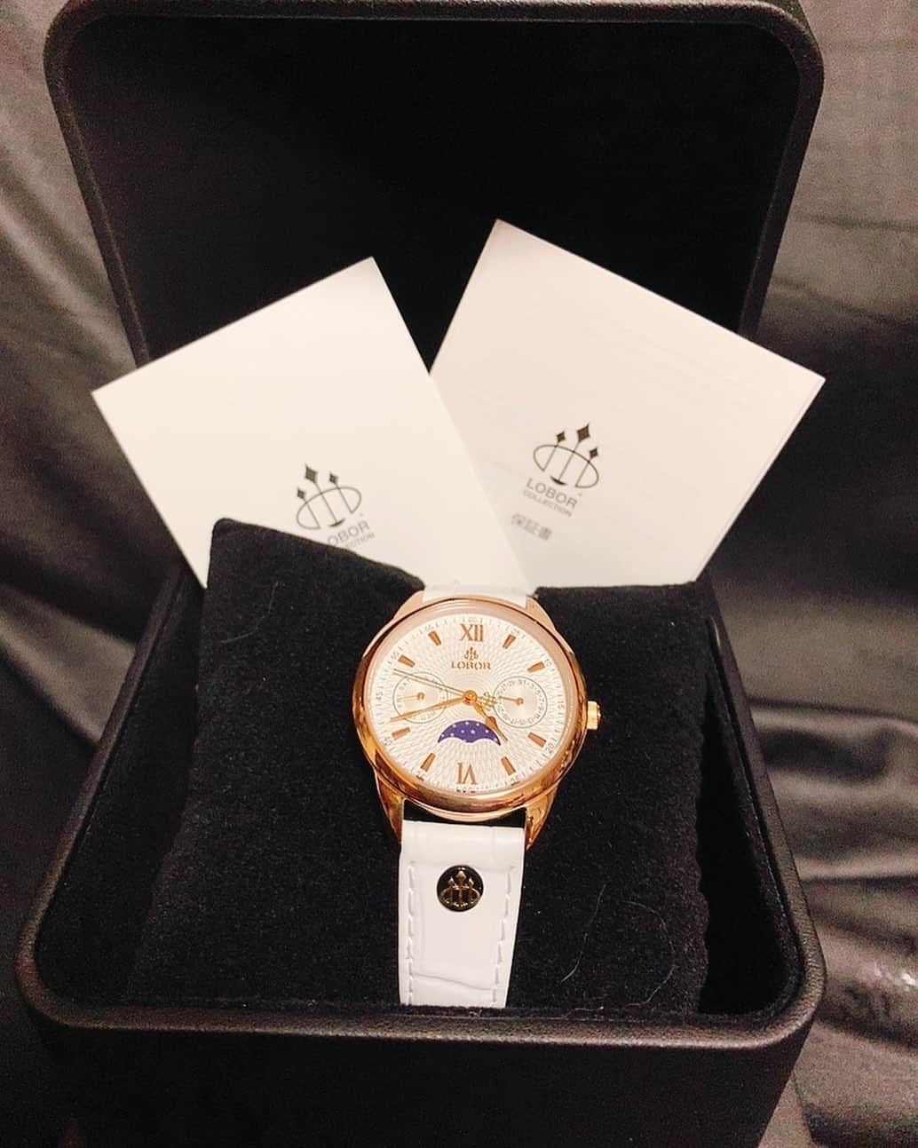 南里のインスタグラム：「腕時計が欲しくて可愛いのを見つけたので ゲットしました！ 初腕時計！！！！ 使いまくるぞ✨  このクーポンを使えば1年間10%オフになるみたいで何回も使えるらしい！ ここの腕時計めっちゃ可愛いので是非見てみてね^_^！！ クーポンコードは『nanriiw』です(^^)  #lobor #ロバー #腕時計 #時計 #手元倶楽部#お洒落#可愛い#kawaii  https://lobor.jp/」