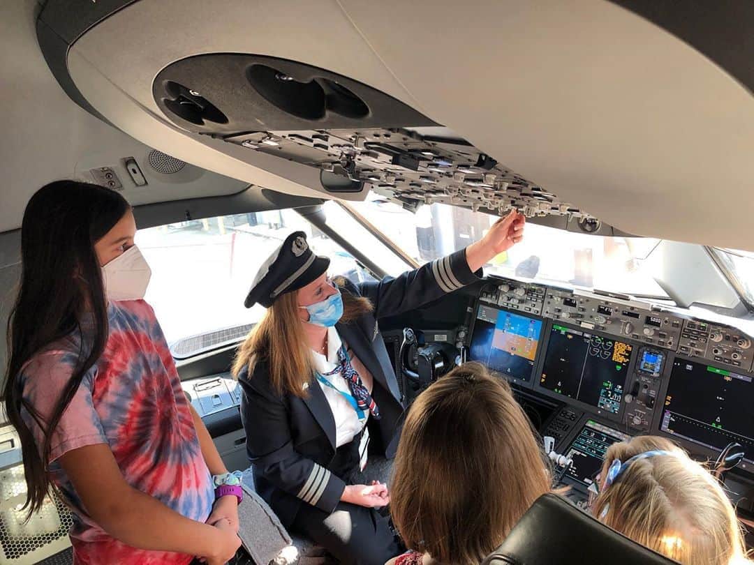 アメリカン航空のインスタグラム：「Dream big (like Boeing 787 Dreamliner big!). To celebrate Girls in Aviation Day, our #AATeam First Officer Christine Albertson took a group of aspiring aviators on a behind-the-scenes tour of her office.」