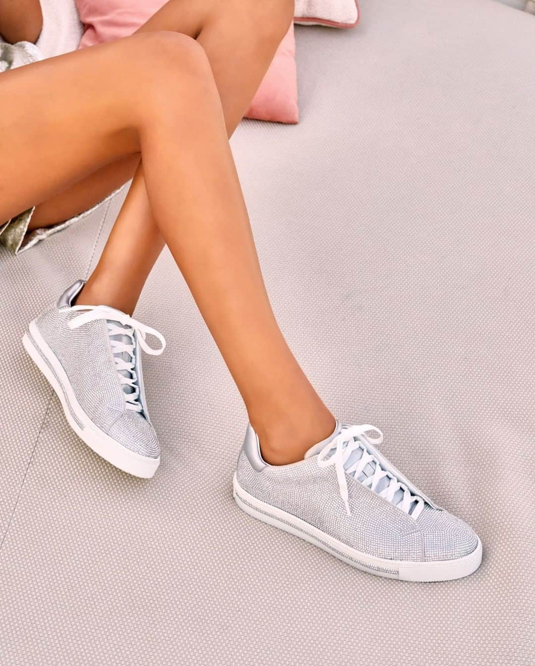 レネカオヴィラさんのインスタグラム写真 - (レネカオヴィラInstagram)「New cooler season, new comfy look. Discover the dazzling ultra-wearable iteration of our strass-covered #CaovillaSneaker Xtra in shades of grey and silver.  #RenéCaovilla #CaovillaDream  #CaovillaFW20」9月27日 1時00分 - renecaovilla