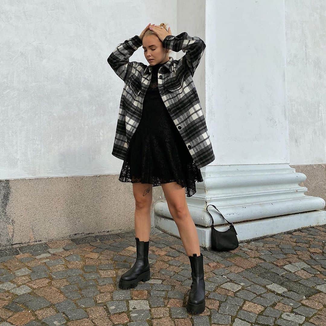H&Mさんのインスタグラム写真 - (H&MInstagram)「We can feel the weekend vibes all the way over here! Share your own Saturday outfit with us, just like @saraollila! #HM #HMxME   Black dress: 0909371001 Shacket: 0898692006 Bag: 0844996001 Boots: 0911736001」9月27日 0時59分 - hm