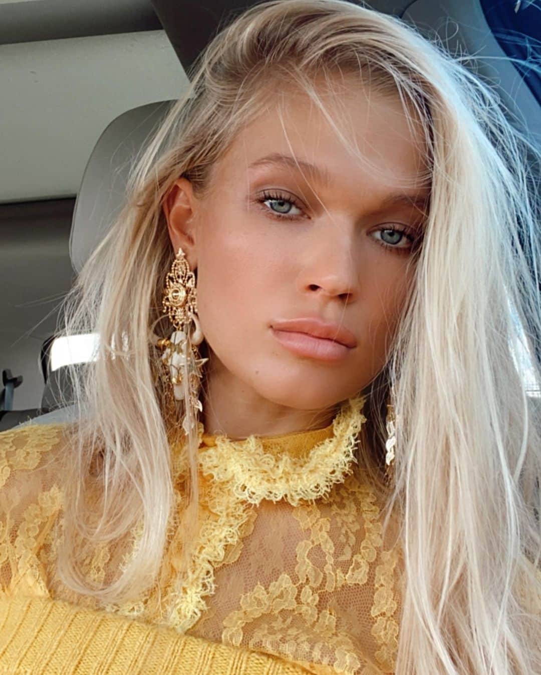 ヴィタ・シドルキナのインスタグラム：「Shot something exciting yesterday can’t wait for you to see it🌼」