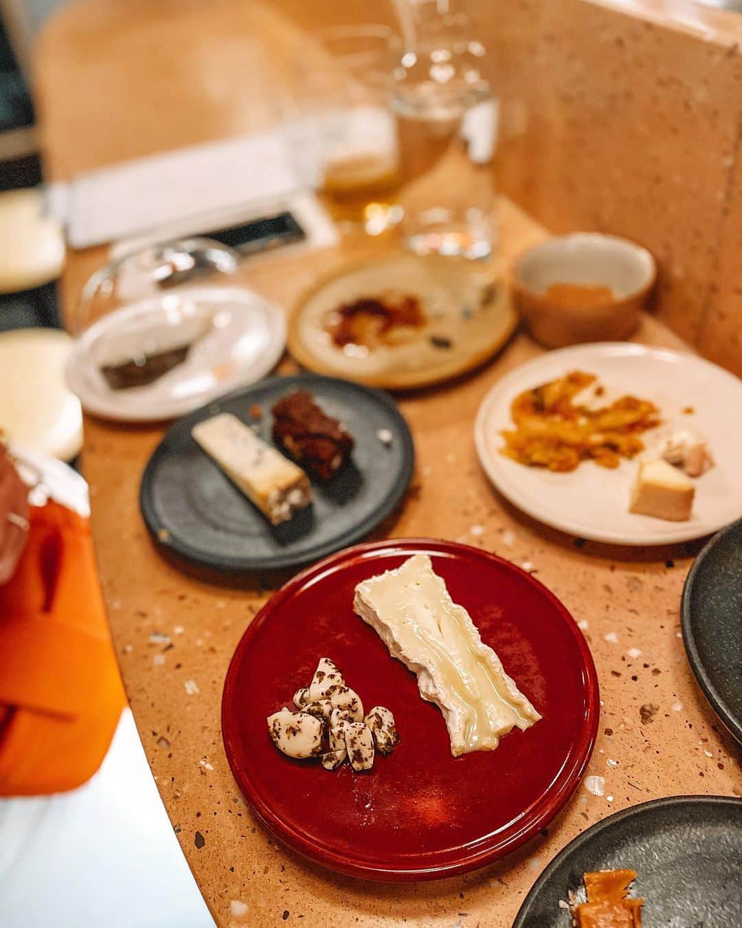 Eat With Steph & Coのインスタグラム：「In queso emergency - eat cheese 🧀  Bottomless cheese for £20 was too Gouda not to share! @thecheesebarldn Pick and Cheese @sevendialsmkt in Covent Garden is simply brie-lliant!   Hit the bookmark button to save so you don’t forget! Every Wednesday from October they are doing the bottomless menu. You feta believe I’ll be going back. 😉   Let us know your best cheese pun in the comments!   Price: £20pp for bottomless  Cuisine: cheese  Best for: date night  Top dish: depends on your fave cheese! Book ahead: definitely. Wednesdays for bottomless Veggie/vegan: no vegan」