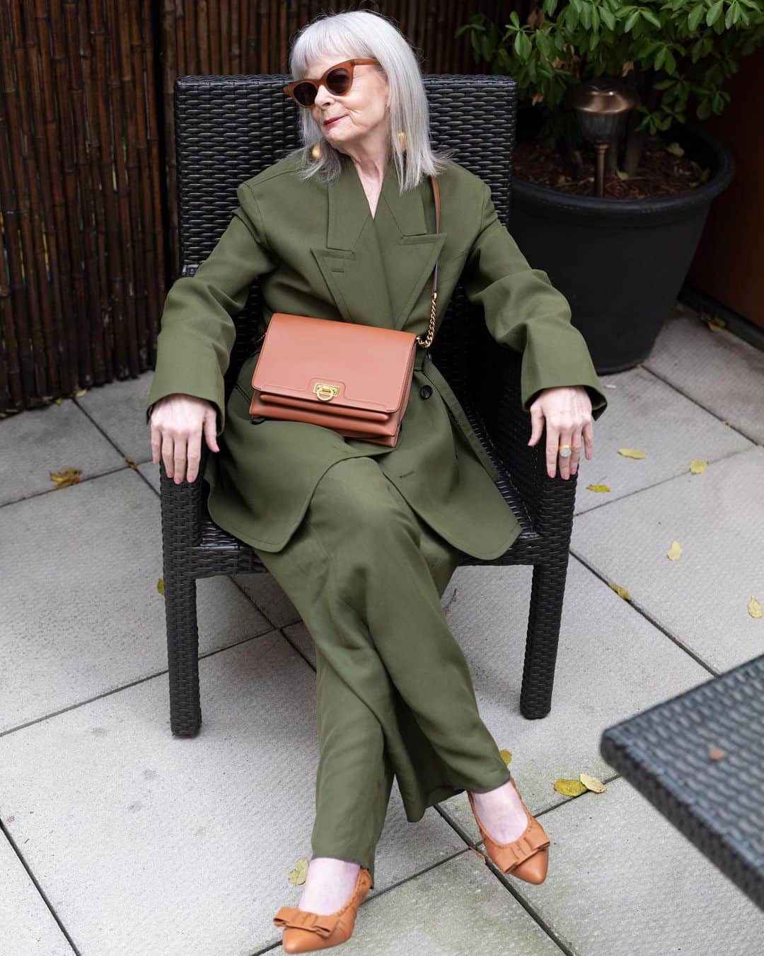Accidental Iconさんのインスタグラム写真 - (Accidental IconInstagram)「Relaxing before I virtually travel to Milan for the @ferragamo show.  Wearing? Why Ferragamo of course.  #fall #transitontimes #MFW #italy」9月27日 1時04分 - iconaccidental