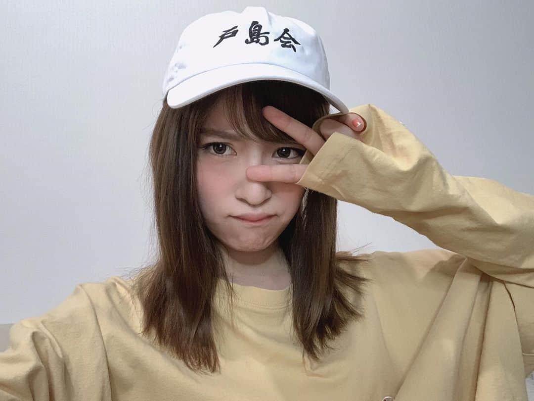 戸島花のインスタグラム：「やすに誕生日プレゼントでもらった恥ずかしい🧢 今月は誕生日月よりも飲んだ気がします。楽しすぎたわ  #戸島会 #オンライン戸島会」