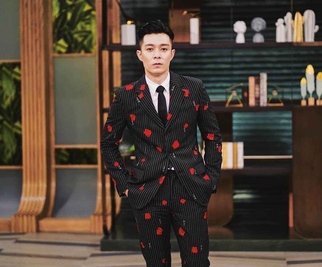 チャウ・パッホウのインスタグラム：「Goodnight.💜🌹  #versace #星光熠熠耀保良」