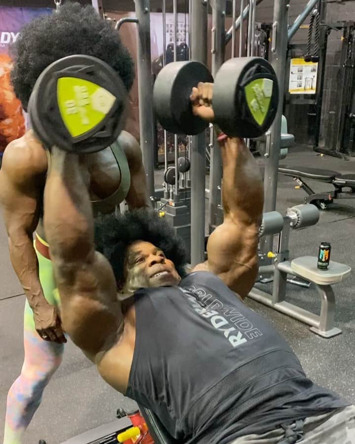カイ・グリーンのインスタグラム：「WHAT’S YOUR MINDSET?! It might be the weekend but when you have goals you have to be willing to work for it. Same can be said for those with “BIG DREAMS” it all starts with a conscious decision then backed up by repeated action. If you’re out there thinking "I can't amount to anything worthy or "I wish I had those genetics" then you my friend are restricting more kinds of growth than you can even realize! .. Whether you are looking to lose weight, improve your body composition or get a promotion at your new job, it all begins with a conscious decision to commit to a plan of action. Committing creates a pathway for personal development. Sharpen your mind and focus for the long road ahead, I encourage you to make a plan, disregard any critics or naysayers and focus on what matters most to you. .. 🔥JOIN MY 8 WEEK CHALLENGE The Best Transformation WILL WIN $1,000 and a One Year @dynamikmuscle sponsorship .. 💪🏾A FULL 8 WEEK PROGRAM Giving you all the tools (Diet/Training) you need to make BIG CHANGES in your physique! .. 💥HERE’S WHAT YOU GET ✅8 Weeks Of Intense Workouts ✅8 Week Nutrition / Meal Plan ✅Daily Text From Me ✅Private Facebook Group ✅Open For Male & Female 🌏 Worldwide Entry Available .. 👉🏾Click the link in bio to join the 8 Week Challenge. Spots limited...LETS WORK!!」