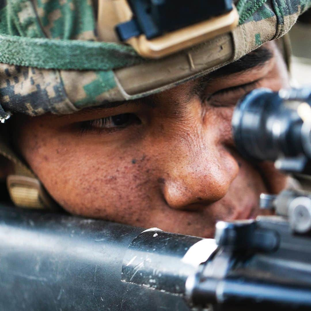 アメリカ海兵隊さんのインスタグラム写真 - (アメリカ海兵隊Instagram)「Up Close  A Marine with 12th Marine Regiment, @3dmardiv sights in his target pointer and illuminator prior to a low light live-fire training event aboard Pohakuloa Training Area, Hawaii.  The training exercise, part of Spartan Fury, strengthens the artillery unit’s expeditionary readiness and tactical proficiency. (U.S. Marine Corps photo by Sgt. Luke Kuennen)  #USMC #Marines #Military #CloseUp」9月27日 1時07分 - marines