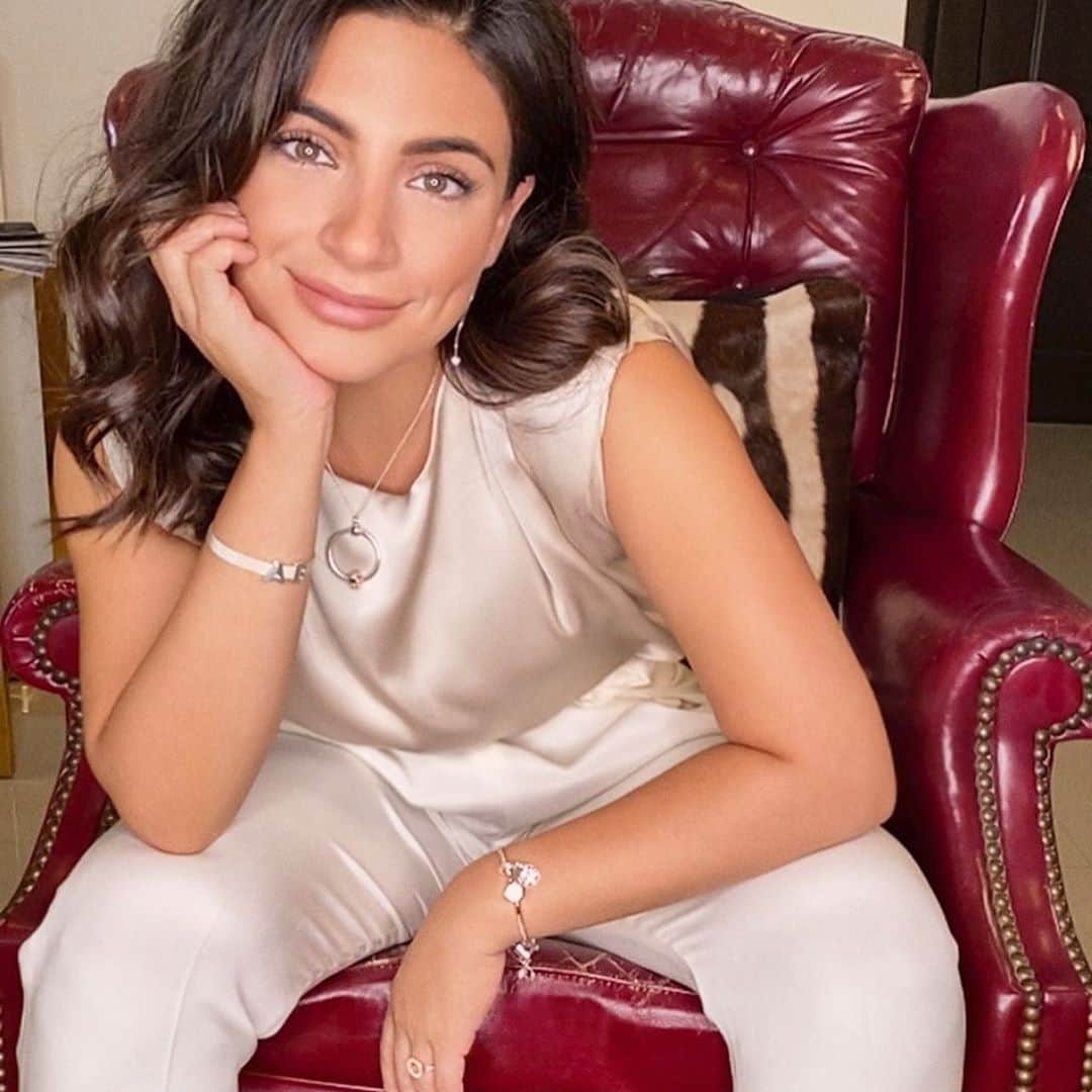 Ana Brenda Contrerasのインスタグラム：「Feliz de anunciarles que soy parte del Squad oficial de @theofficialpandora para Latinoamérica 💕 con esta campaña hecha por zoom desde casa, no saben lo diferente y emocionante que fue. Pronto les cuento más 💓  #PandoraLatamSquad20 #PandoraContigo #PandoraLatam // So happy to announce I’m part of the @theofficialpandora official Squad for LATAM  we made this campaign via zoom from home and it was so thrilling 💕」