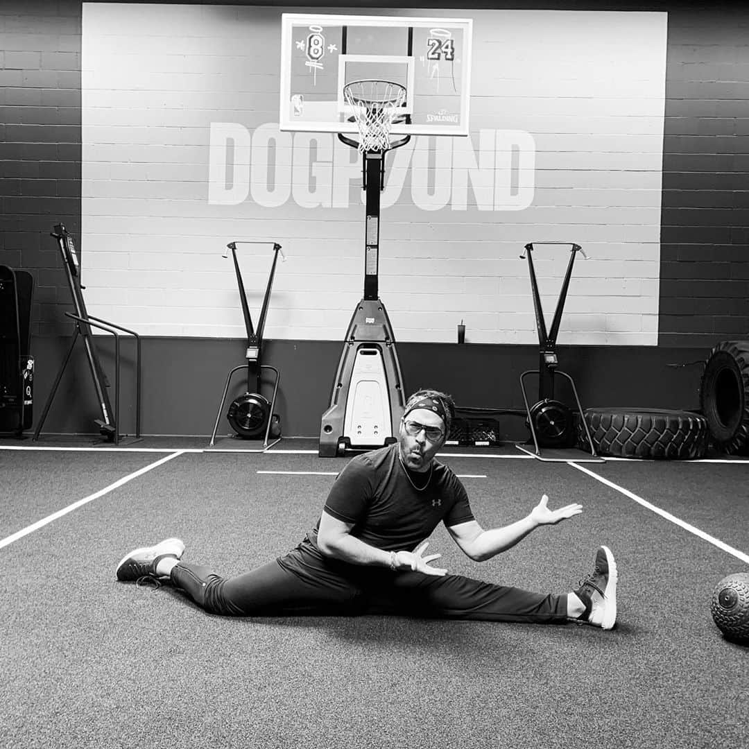 ジェレミー・ピヴェンのインスタグラム：「Try something you don’t usually do like engaging in a viciously mediocre attempt at the splits… Thanks for the session @dogpound」