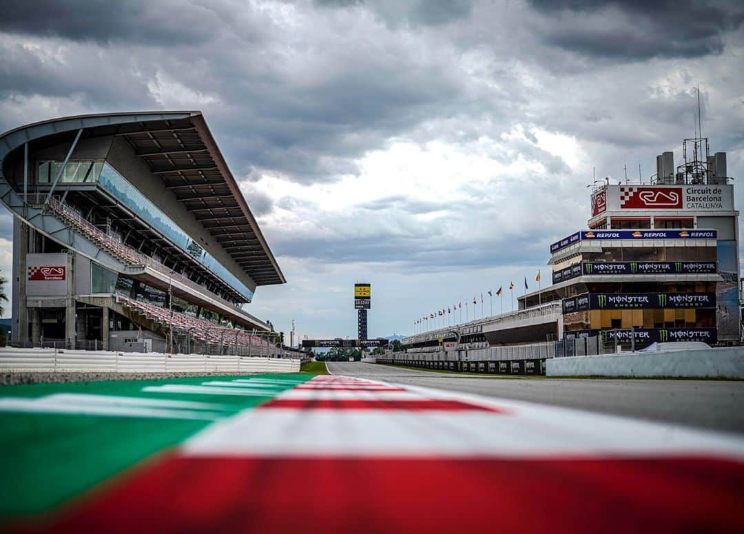 モンスターエナジーさんのインスタグラム写真 - (モンスターエナジーInstagram)「An all Yamaha lockout at @motogp qualis today in Barcelona sitting 1-2-3 @frankymorbido @fabioquartararo20 @valeyellow46 🏁  #CatalanGP #MotoGP #Barcelona #Motorcycle #Motorsport #Racing #MonsterEnergy」9月27日 1時19分 - monsterenergy