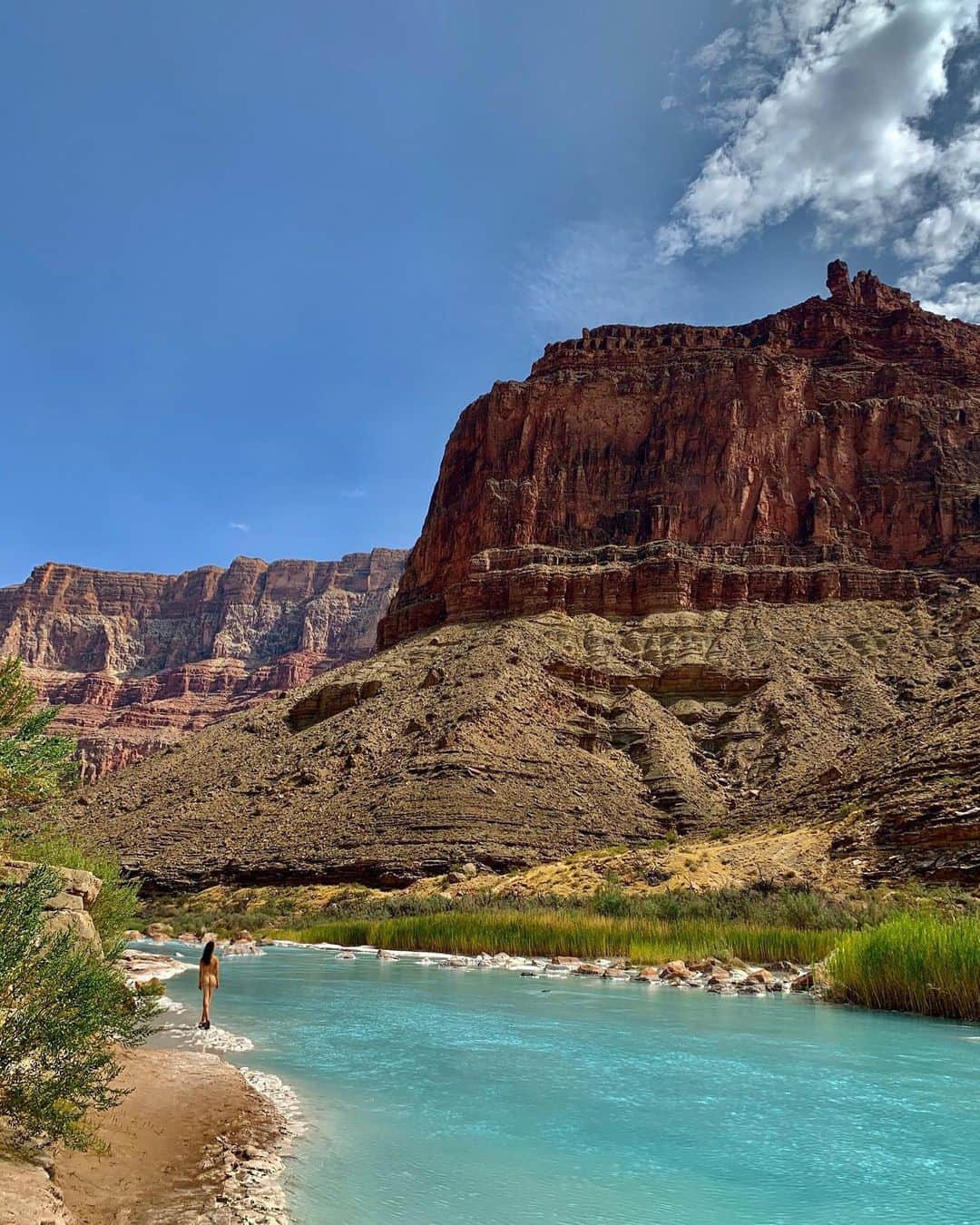 ミア・マエストロのインスタグラム：「Sipapuni, sacred land of the Hopi and Zuni tribes. The feminine opening from the depth of the Grand Canyon, one of the Seven Wonders of the World. This opening is believed to allow mankind to come out of darkness in the deep recesses of the earth into the world of sunlight and life.  Birthing place of the Universe ✨  The Hopi people have been fighting against a large hydroelectric proposal that would build four dams on the Little Colorado destroying one of the major tributary rivers to the Gand Canyon. The Little Colorado holds a unique ecosystem with endangered spices. Amongst them the Humpback Chub.  For donations and how to help please visit @grandcanyontrust」