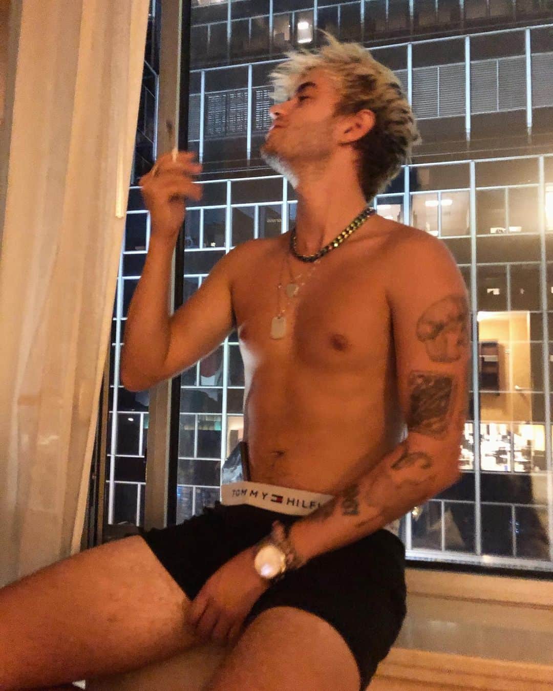 ジャック・ジョンソンのインスタグラム：「Last night was weird」