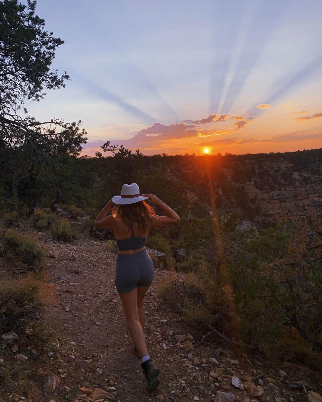 キャシー・ケリーのインスタグラム：「happy to check off a few bucket list items in AZ 🏕 sad my professional rope swinging career is over before it even started 🙃」