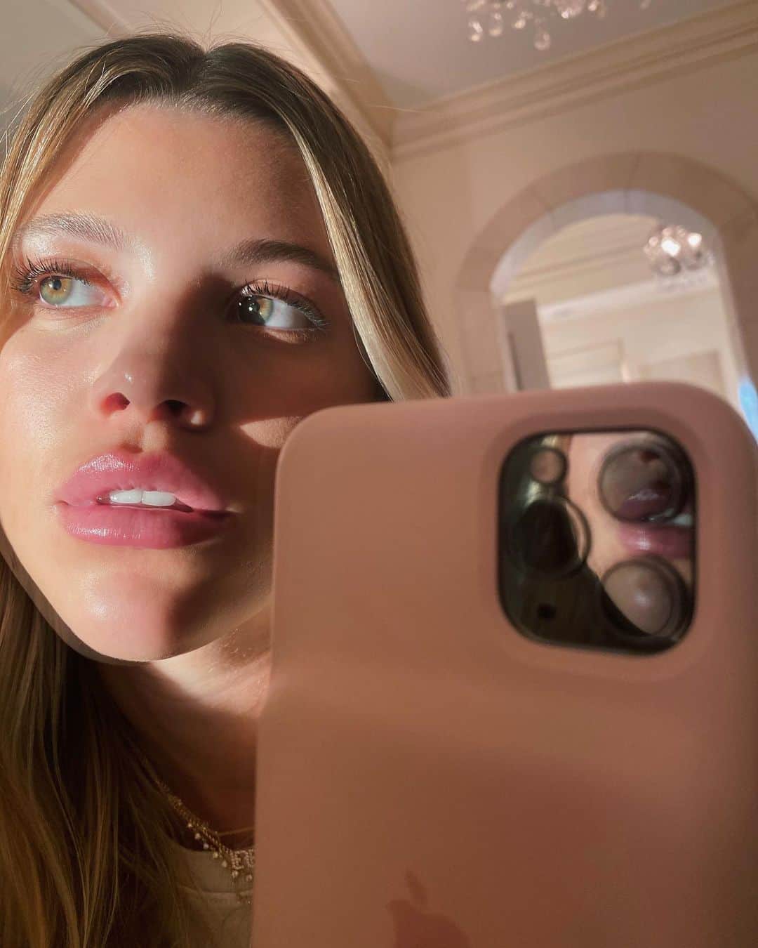 ソフィア・リッチーのインスタグラム：「Too close?」