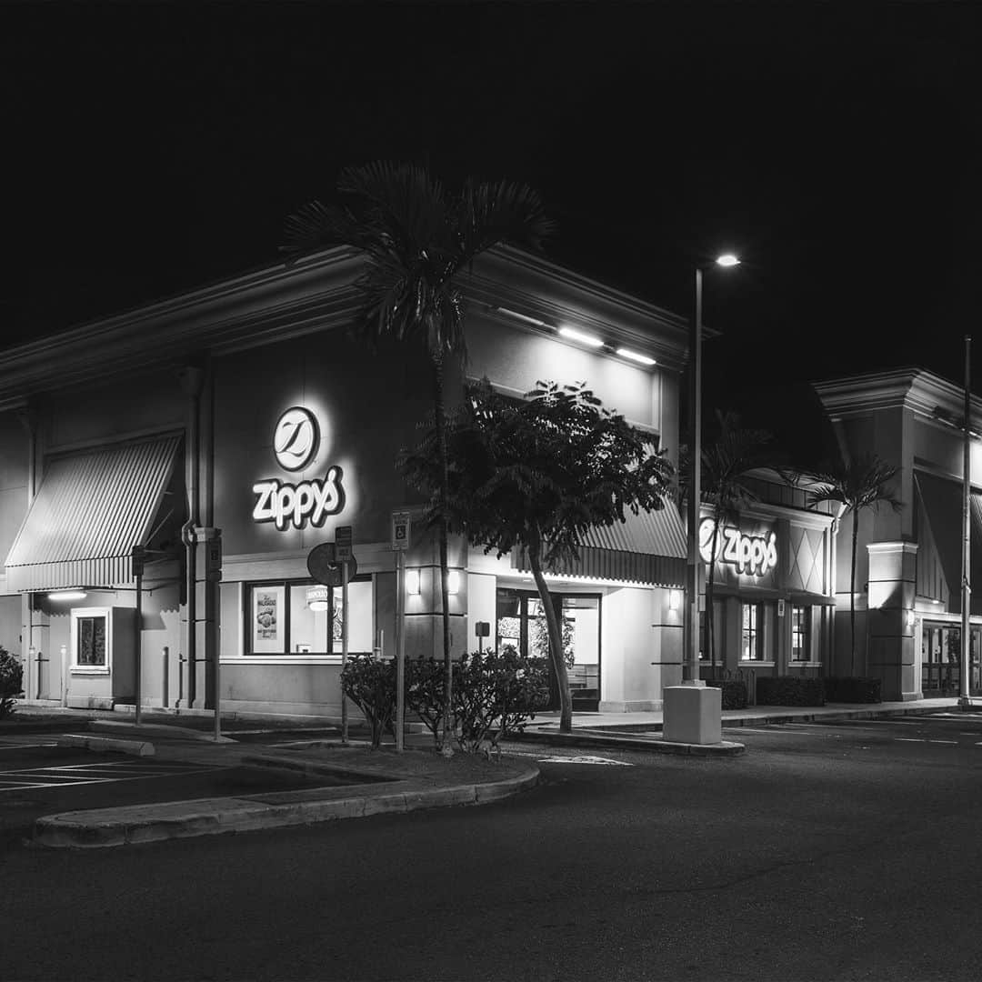 Zippy's Restaurantsのインスタグラム：「A member of our Zippy's ohana has tested positive for COVID-19. An employee at our Ewa location last worked on Tuesday, September 22. The employee, feeling mild symptoms on Thursday, contacted their doctor, who prescribed a test. By Zippy’s policy, the employee made sure to tell management that they were sent to take a test, and management responded by initiating a proactive deep sanitation of both front and back of house that same night. Test results were received on Friday evening, but the premises had already been deeply cleaned. Our employee is recovering at home and we wish them a full and speedy recovery. As we reopen Oahu for business, we wish to thank all those that wear masks, wash hands, and avoid large gatherings so that we can keep positive cases down and allow all of Oahu’s restaurants to remain open.」