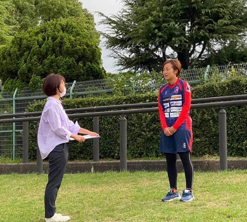 有田優理香のインスタグラム：「前回のキニナルは、女子サッカーアンジュヴィオレのチームの今後についてお伝えしました⚽️  コロナ禍、リーグ再編などの理由が重なり運営は厳しい状況が続きますが、発足当初から支えてきた横川商店街をはじめ沢山のファンがチーム存続へ動いています。  そして、選手の皆さんがおっしゃっていたチームへの愛情、恩返しの言葉。 改めて多くの人に愛されているチームだと、そして地域の絆の強さを感じました。  きょうも13時から横川駅周辺で応援イベントが開催されます！ 私は別の仕事で行けませんが、このイベントが成功し少しでも良い方へ向かいますように…⭐️  #アンジュヴィオレ広島 #本藤理佐 選手　#横川商店街 #広島テレビ #テレビ派　#キニナル」
