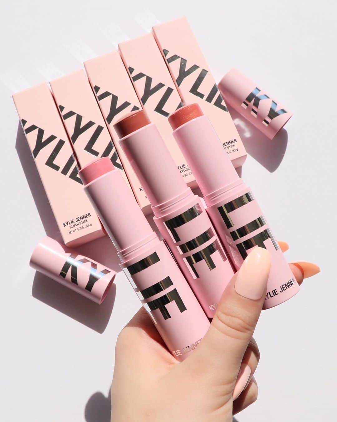 Kylie Cosmeticsさんのインスタグラム写真 - (Kylie CosmeticsInstagram)「can't get enough of our new Blush Sticks 💓 shop our new shades Better Half, In My Feels and Runway now on KylieCosmetics.com 😍⁠⠀」9月27日 10時54分 - kyliecosmetics