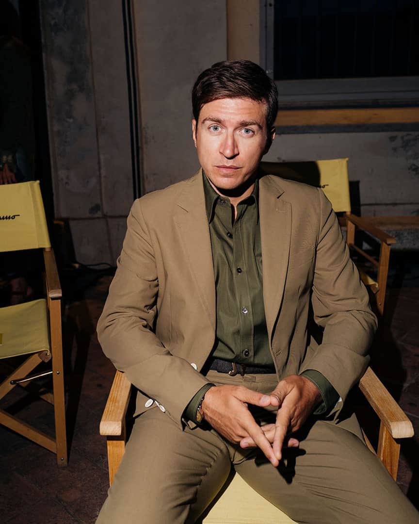 のインスタグラム：「Italian actor Alessandro Roja pictured scant moments before the start of the Salvatore Ferragamo Spring/Summer 2021 fashion show, sharply dressed in a khaki green crepe cotton suit with a Tuscan Olive poplin shirt. #FerragamoSS21」
