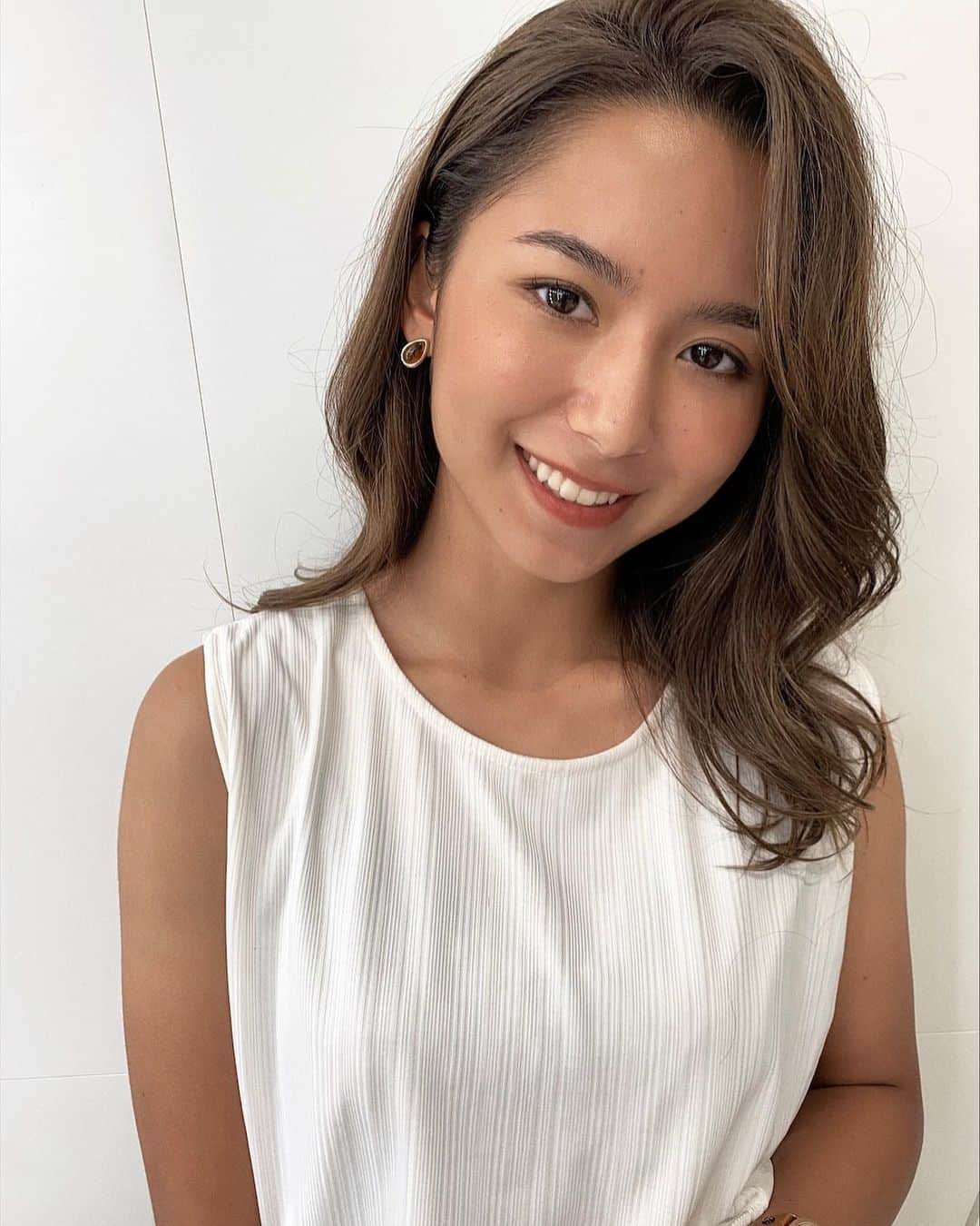 のインスタグラム：「今年も沢山焼けたなぁ！！ 日焼け止めは塗ってるんだけど 毎年夏は焼けちゃうの😂 * 20歳超えてから、ちゃんと日焼けのケアをするようになって、今年はスキンケアオイルもヘアケアオイルも変えたの。 * * わたしが最近使ってる @celife_official.jp は 日焼け止めだけでは防ぎきれない紫外線による肌トラブルや髪の毛のトラブルを防いでくれるもの。 塗った後はお肌も髪の毛もしっとりしていて、乾燥しやすいわたしにはとても使い心地がいい😛💗 * * まだまだ沢山予定があるからしっかりケアして楽しも💕 * * #スキンケア#フラーレン#スキンケアオイル#オイル#ヘアオイル#美肌#紫外線対策#日焼け対策#アウトドア#日焼け肌#celife」