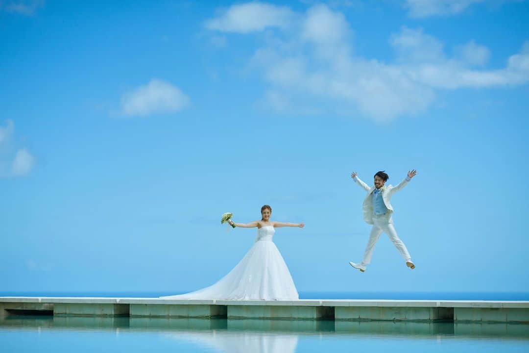 H.I.S. ウェディング（エイチ・アイ・エス）さんのインスタグラム写真 - (H.I.S. ウェディング（エイチ・アイ・エス）Instagram)「≪🌷本日の花嫁🌷≫ . 挙式を終えられた新郎新婦さまの加工なしのリアルな お写真です🥰  式場選びのご参考にされてみてくださいね🕊 . . . 📍Wedding at  #バリ島　#ティルタウルワツ . バリ島最南端のウルワツにあるプライベートチャペル⭐️ 270度海を一望する絶景はここに来てぜひ感じてほしい❗️ . . 📯2021年までお得な商品を発売中📯  人気のハワイ、沖縄を中心にいち早く来年の ご予約を承っています💒  詳しくは、TOPのプロフィールよりホームページをご覧ください🖥 . . ‥‥‥‥‥‥‥‥‥‥‥‥‥‥‥‥‥‥‥‥‥‥‥‥‥‥‥‥‥‥‥‥ . ▶︎ハッシュタグのあとに「チャペル名his」 で検索してみてね！ HISの先輩花嫁のお写真が見られるよ🕊 . . ▶︎みなさんのご質問にお答えします♡ 『海外挙式ってどんな感じ？』 『予算は？』 『準備期間は？』 『まずどうしたらいいの？』 など、疑問や質問があればコメント欄に入れてね😉❣️ お答えしていくよ♪ . ▶︎HISで挙式をされた花嫁さんは　#his卒花  とハッシュタグを入れてね！ こちらで紹介してもいいよ、という方はDMお待ちしてます♪ . ──────────────────── #hisウェディング #バリ島ウェディング  #リゾート婚 #リゾート挙式 #海外ウェディング #結婚式準備 #プレプレ花嫁 #幸せバトン #日本中のプレ花嫁さんと繋がりたい #ゼクシィ2020  #タビ嫁 #tabijyo_wedding #2021春婚 #2021秋婚 #プロポーズ #理想の結婚式  #his卒花 #海外挙式準備 #サマーウェディング #撮影ポーズ #ハワイ好きな人とつながりたい #式場探し中 #海外ウェディングフォト #リゾートウェディング #結婚式は旅だ #リゾ婚 #ティルタウルワツhis #バリ島挙式」9月27日 11時06分 - his_wedding