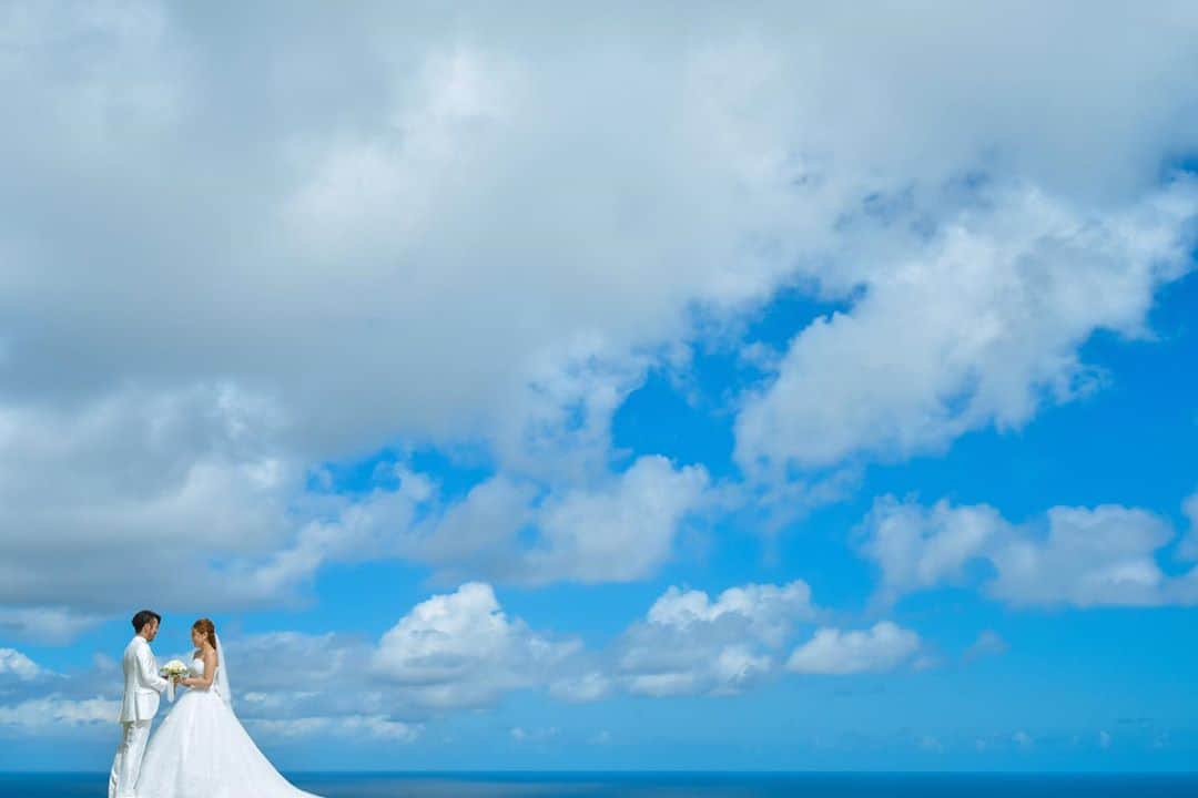 H.I.S. ウェディング（エイチ・アイ・エス）さんのインスタグラム写真 - (H.I.S. ウェディング（エイチ・アイ・エス）Instagram)「≪🌷本日の花嫁🌷≫ . 挙式を終えられた新郎新婦さまの加工なしのリアルな お写真です🥰  式場選びのご参考にされてみてくださいね🕊 . . . 📍Wedding at  #バリ島　#ティルタウルワツ . バリ島最南端のウルワツにあるプライベートチャペル⭐️ 270度海を一望する絶景はここに来てぜひ感じてほしい❗️ . . 📯2021年までお得な商品を発売中📯  人気のハワイ、沖縄を中心にいち早く来年の ご予約を承っています💒  詳しくは、TOPのプロフィールよりホームページをご覧ください🖥 . . ‥‥‥‥‥‥‥‥‥‥‥‥‥‥‥‥‥‥‥‥‥‥‥‥‥‥‥‥‥‥‥‥ . ▶︎ハッシュタグのあとに「チャペル名his」 で検索してみてね！ HISの先輩花嫁のお写真が見られるよ🕊 . . ▶︎みなさんのご質問にお答えします♡ 『海外挙式ってどんな感じ？』 『予算は？』 『準備期間は？』 『まずどうしたらいいの？』 など、疑問や質問があればコメント欄に入れてね😉❣️ お答えしていくよ♪ . ▶︎HISで挙式をされた花嫁さんは　#his卒花  とハッシュタグを入れてね！ こちらで紹介してもいいよ、という方はDMお待ちしてます♪ . ──────────────────── #hisウェディング #バリ島ウェディング  #リゾート婚 #リゾート挙式 #海外ウェディング #結婚式準備 #プレプレ花嫁 #幸せバトン #日本中のプレ花嫁さんと繋がりたい #ゼクシィ2020  #タビ嫁 #tabijyo_wedding #2021春婚 #2021秋婚 #プロポーズ #理想の結婚式  #his卒花 #海外挙式準備 #サマーウェディング #撮影ポーズ #ハワイ好きな人とつながりたい #式場探し中 #海外ウェディングフォト #リゾートウェディング #結婚式は旅だ #リゾ婚 #ティルタウルワツhis #バリ島挙式」9月27日 11時06分 - his_wedding