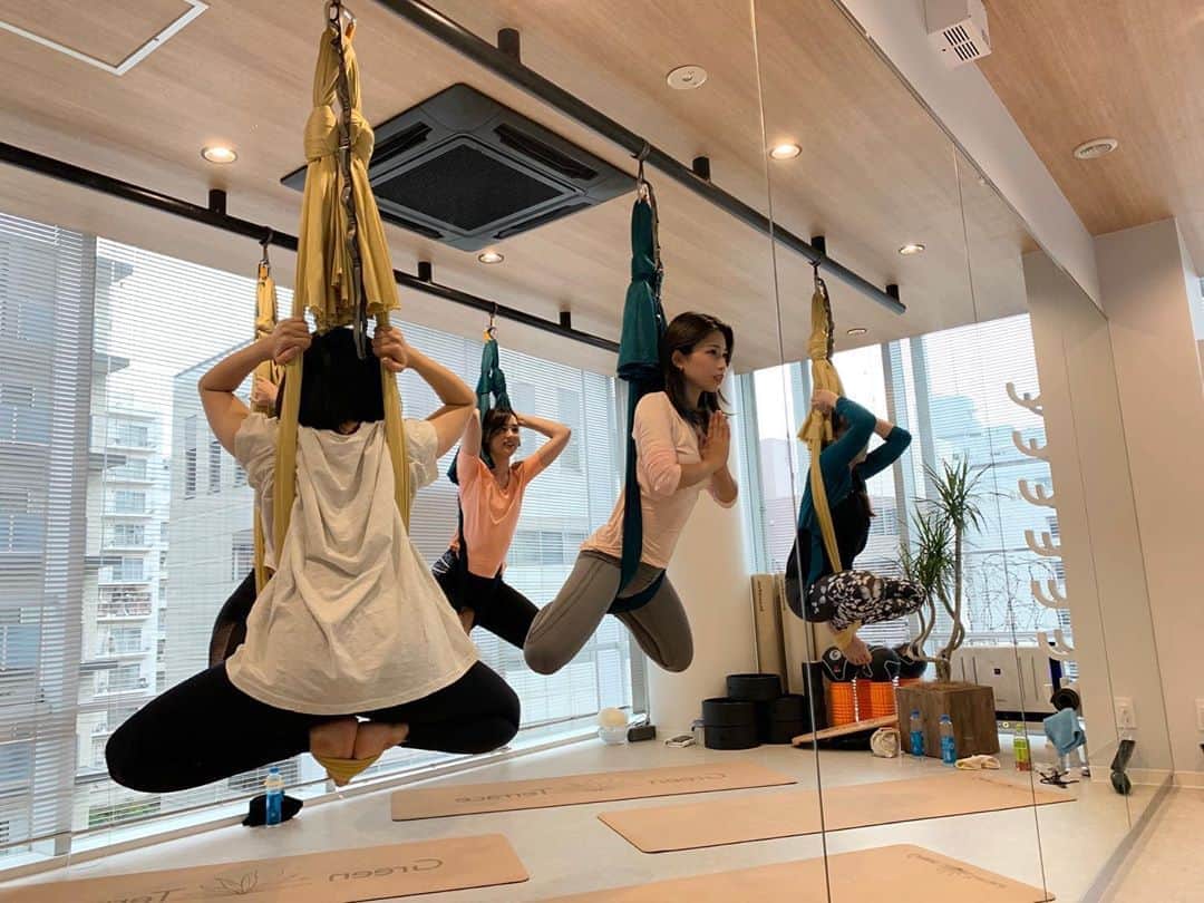 ANNA のインスタグラム：「10/10にオープンする高地トレーニングスタジオ @green.terrace_yokohama でエアリアルヨガを受けてきました🌿・ ・ スタッフの皆さんとっても明るくてスタジオ全てがお洒落で綺麗、行くだけでモチベーションの上がるスタジオでした☺️✨・ ・ 私がディレクターをさせて頂いていたチアのメンバーとみんなで初体験のエアリアルヨガ☁️・ ・ 気持ちいいし楽しいしで終始ケラケラ笑いながら楽しかった〜😂✨・ 酸素濃度が薄く保たれた部屋でやる高地トレーニング、との事でそんなにハードではないのにめちゃくちゃ疲れました😳・ これは効率良く運動が出来てとてもいいっ✨・  ・ 夜はぐっすり眠れました😴🌙・ ・ なごみさん、グリーンテラスのみなさん、ありがとうございました🌿・ オープンしたら又レッスン受けに行きたいと思います💛・ ・ ・  　 高地トレーニング Studio.Green・Terrace 〒221-0835 神奈川県横浜市神奈川区鶴屋町 1−7−12 6F(横浜駅⻄口 徒歩3分) TEL:045-620-7009  #高地トレーニング横浜 #GreenTerrace #高地トレーニングStudioGreenTerrace #10月10日グランドオープン #エアリアルヨガ #スポーツブラ #レギンス  #yogalife #pilates #relax #脂肪燃焼 #ストレス発散  #bodymake #ヨガウェア #ボディメイク #フィットネス #fitness #体質改善 #ダイエット #アスレジャー #Athleisure #yogawear #ピラティス #ヨガ #健康 #運動 #筋トレ女子」