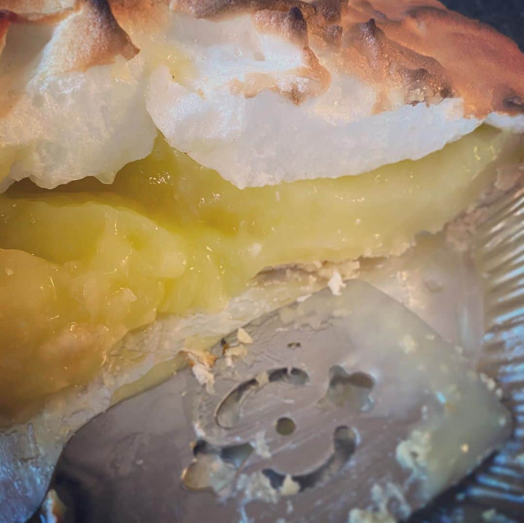 サイモンとマルティナのインスタグラム：「What have you been eating? 🤤🌮 Here are some of my top meals: homemade lemon meringue pie, homemade spinach and feta pastry, I enjoyed ¡Yo quiero Taco Bell in the car, delicious dim sum delivery from Rol San Restaurant, homemade Thai green curry, and Miki’s Japanese curry with corn cream croquettes.」