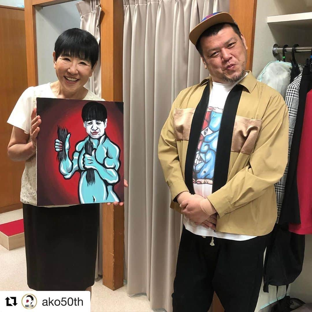 くっきー（川島邦裕）さんのインスタグラム写真 - (くっきー（川島邦裕）Instagram)「#Repost @ako50th with @get_repost ・・・ そして、先週、くっきーが私の絵を描いてくれました😄😄 無茶苦茶嬉しいです🥰😍😘 大切に飾ります😍 ただ、なんやねん、この絵は、、 なんで、髪の毛引きちぎっとんねん😨😨😨 今日は、35周年特大号です🥰みんな見てねー😄😄 #ako50th #くっきー #アッコにおまかせ」9月27日 11時09分 - nikuguso_taro